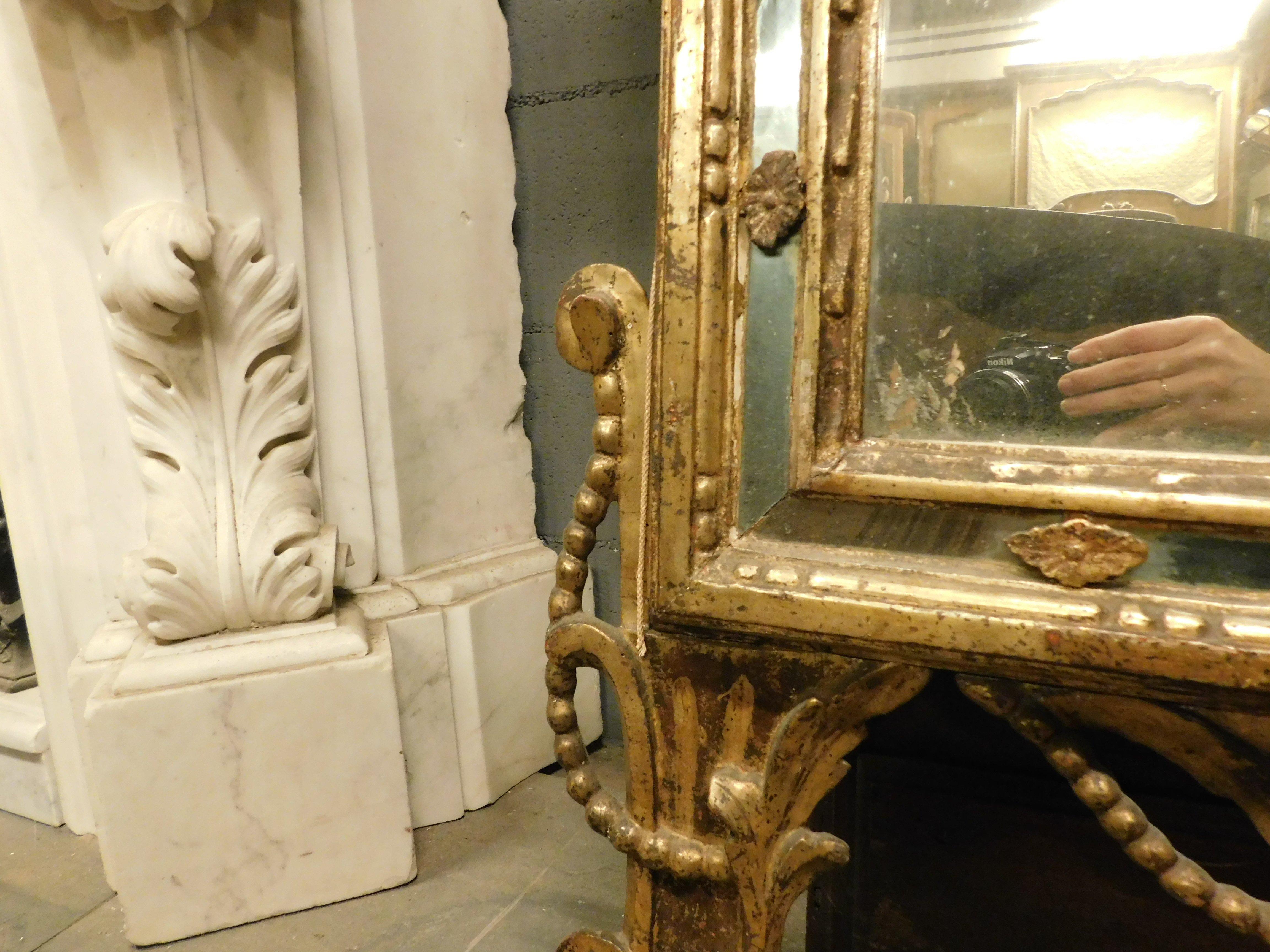Set di 2 specchi da camino, simili in legno dorato e riccamente intagliati, Italia in vendita 3