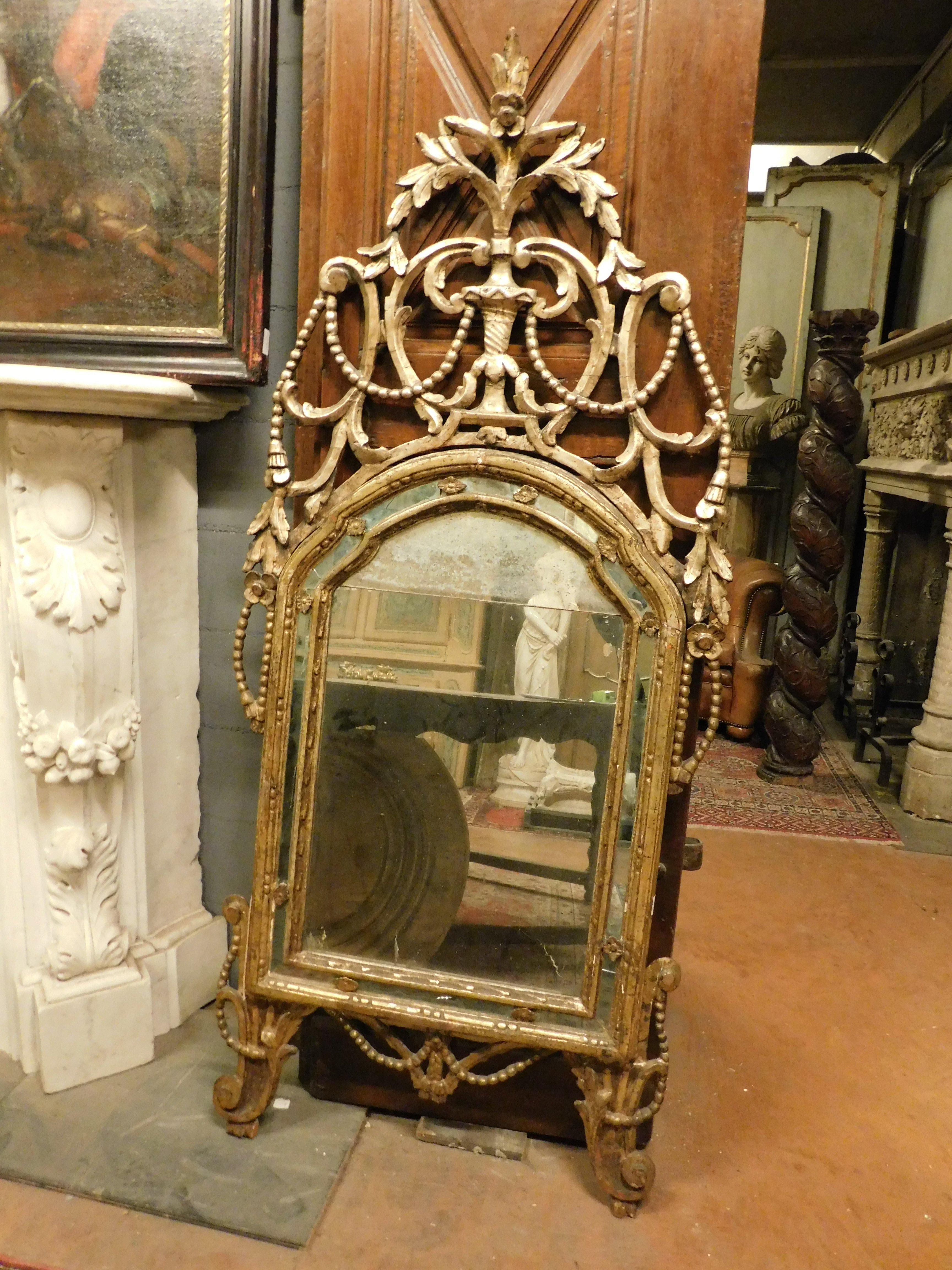 Set di 2 specchi antichi, simili a specchi da camino, realizzati in legno dorato e riccamente intagliati nella cimasa con decorazioni floreali e foglioline traforate.
Originale del XVIII secolo, provenienza Torino (Piemonte - Italia).
Misure