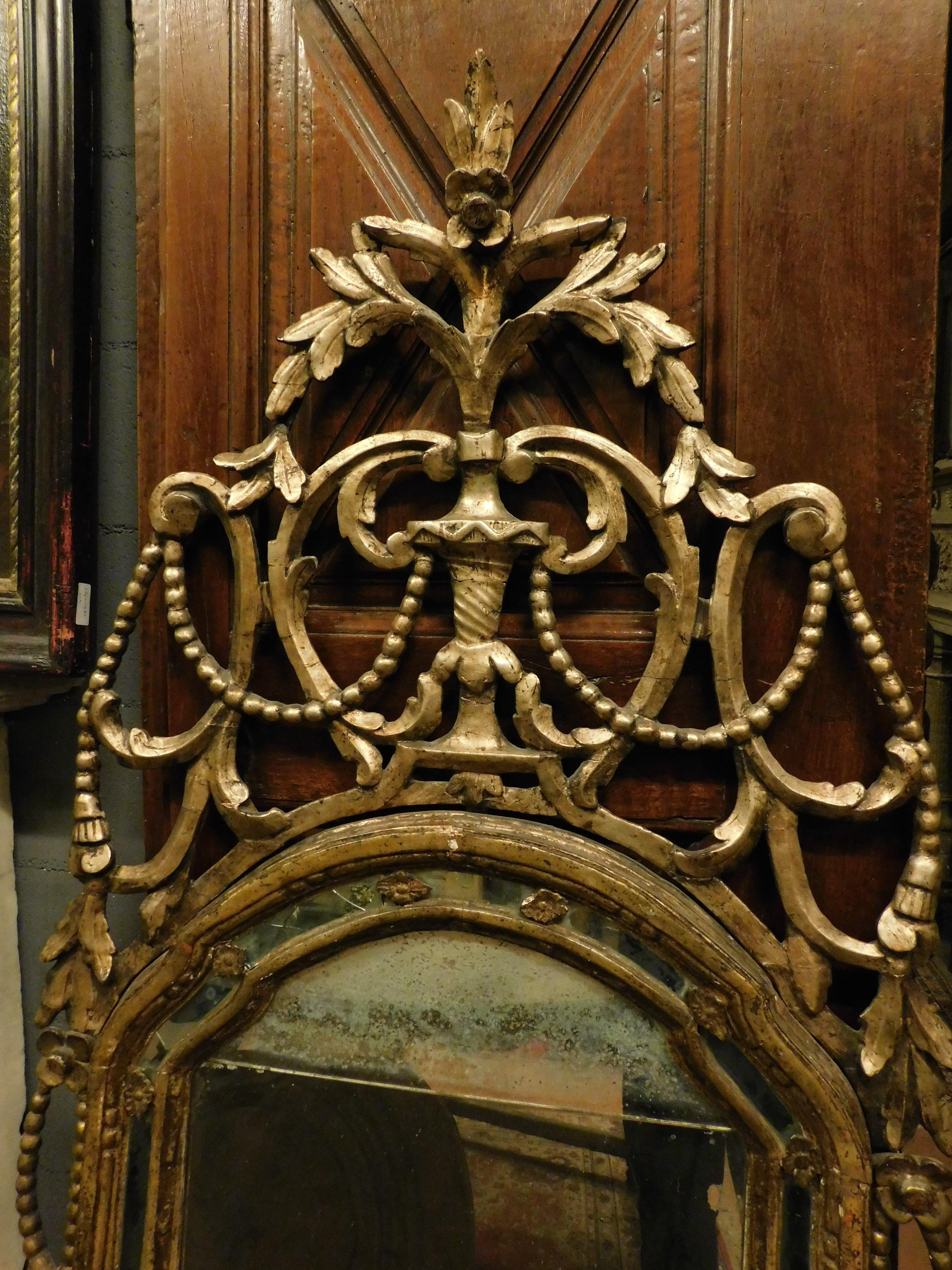 Dorato Set di 2 specchi da camino, simili in legno dorato e riccamente intagliati, Italia in vendita