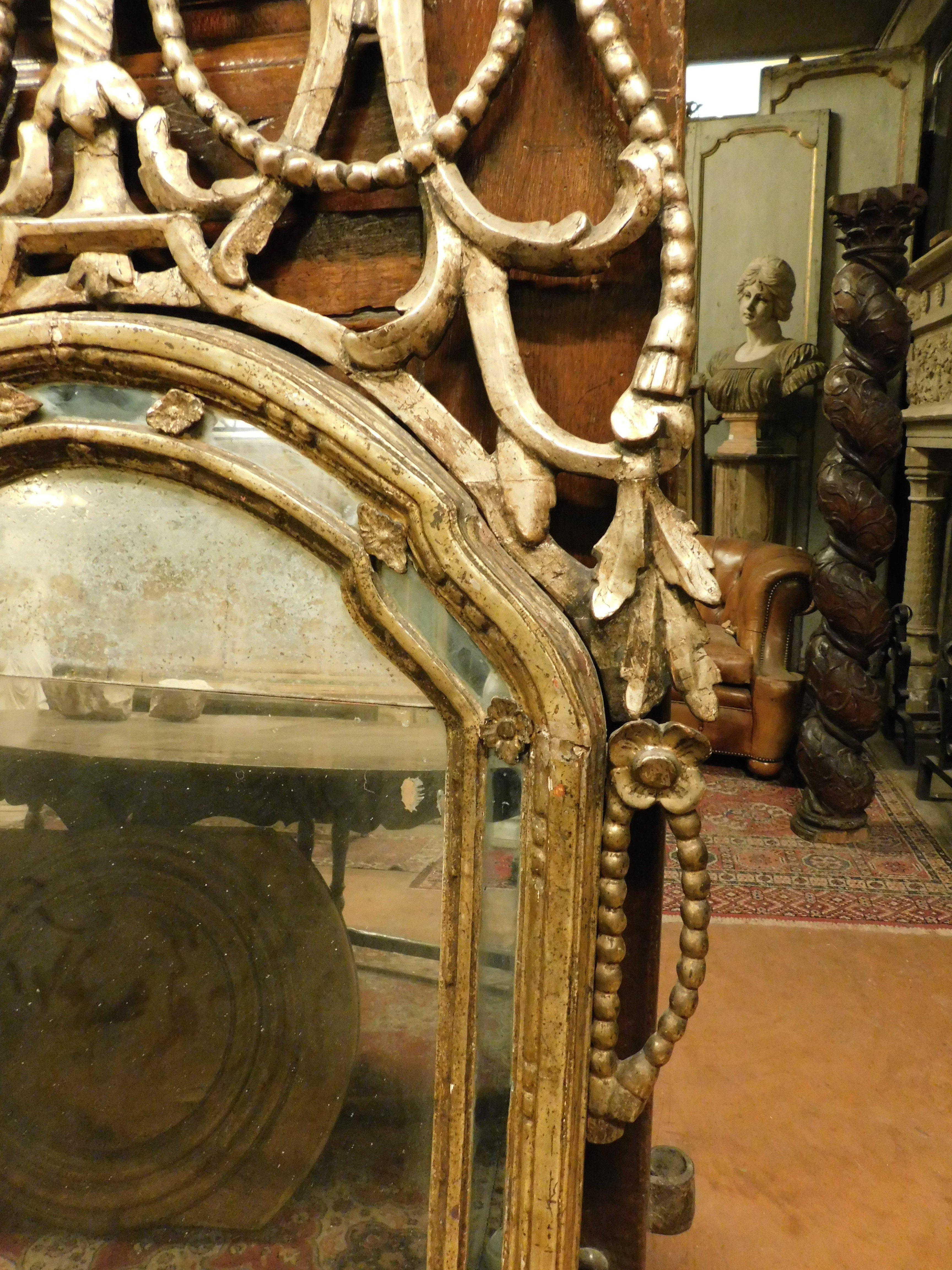 Fino al XVIII secolo Set di 2 specchi da camino, simili in legno dorato e riccamente intagliati, Italia in vendita