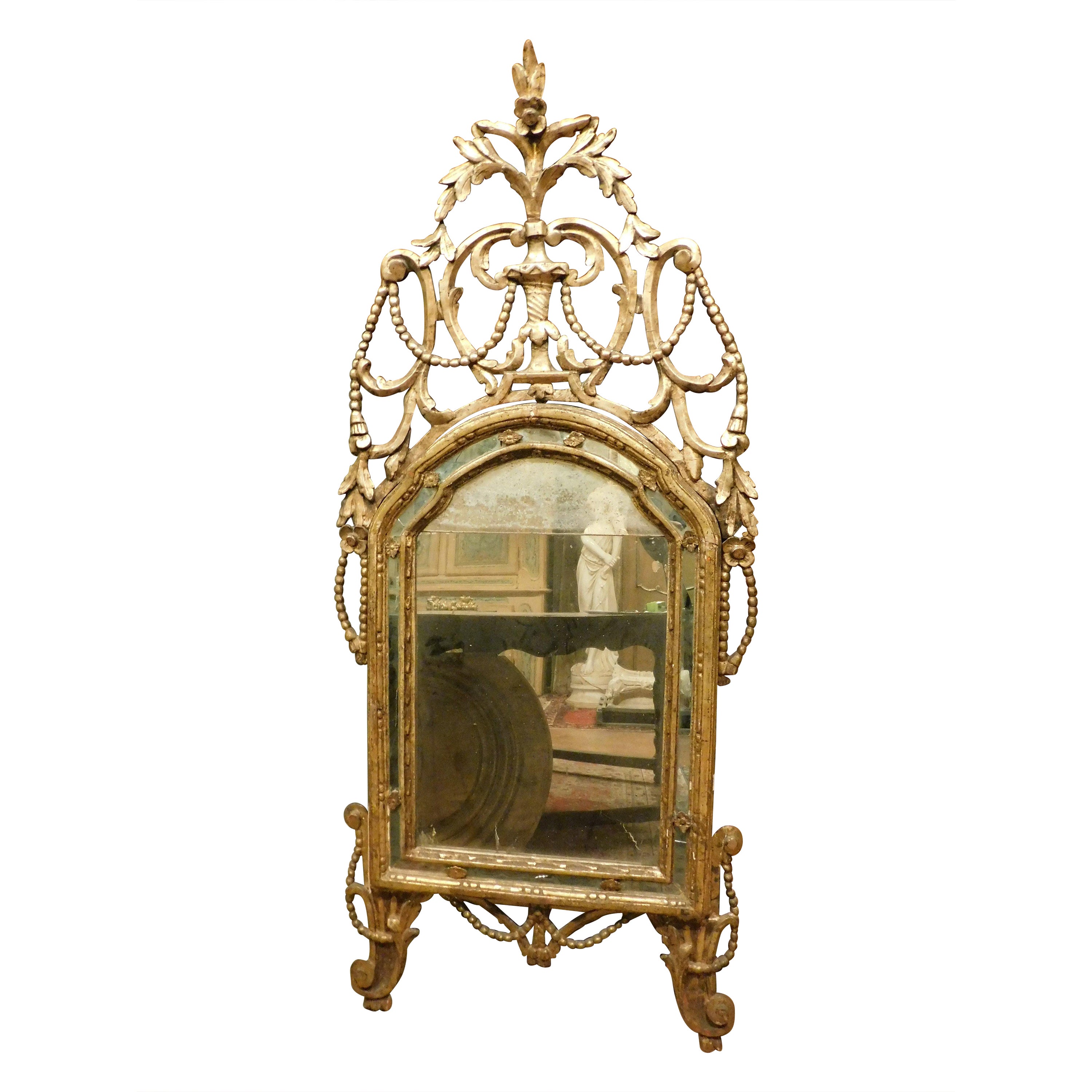 Ensemble de 2 miroirs de cheminée, similaires en bois doré et richement sculptés, Italie en vente