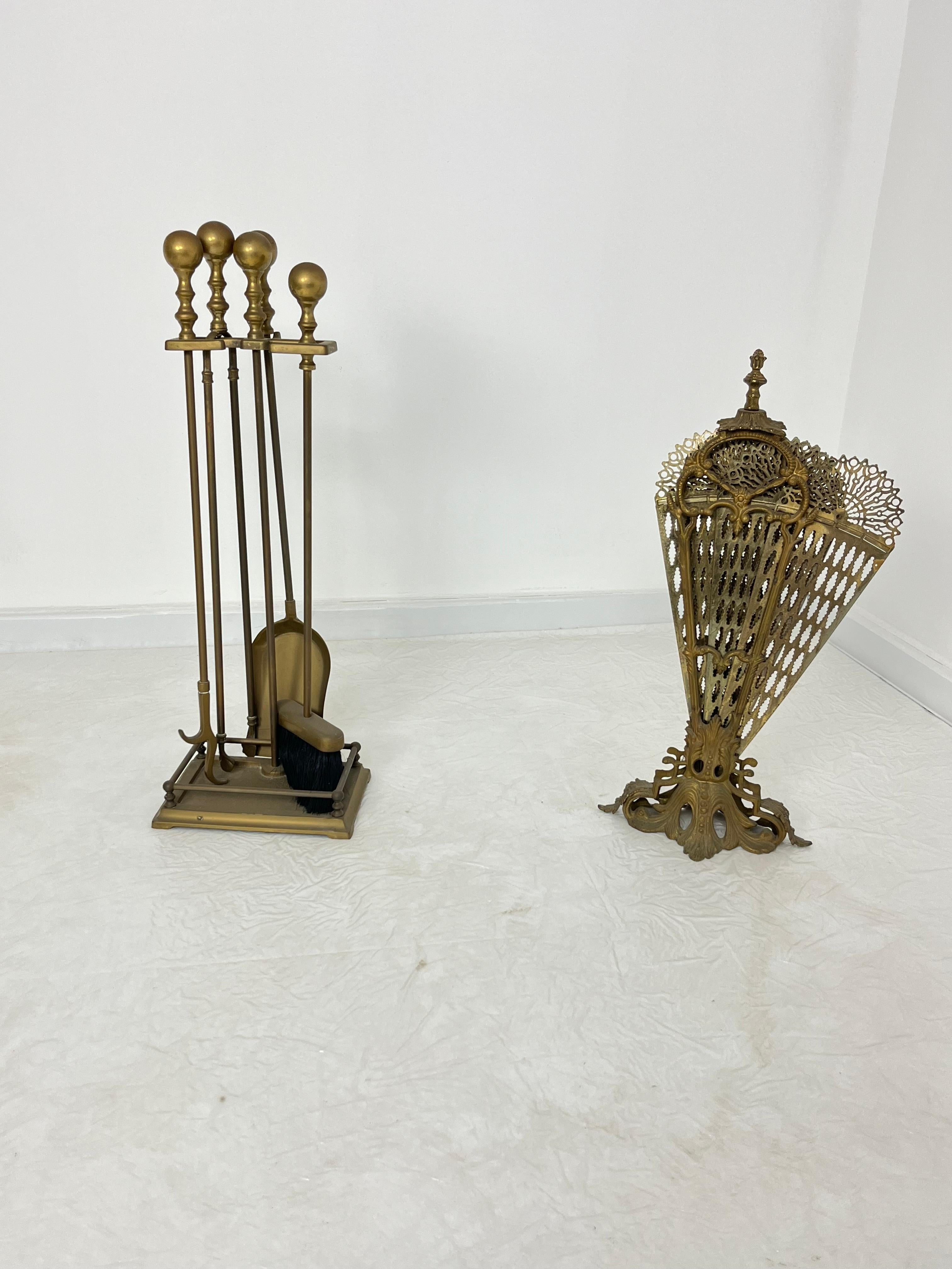 (2er Set) Kaminfunkenschutz und Werkzeugset, Pfauenschwanz, Messing, 1970er
Der fächerförmige Funkenschutz kann geöffnet werden, um vor Funken zu schützen, oder geschlossen werden, um Platz zu sparen.
Das Set enthält verschiedene unentbehrliche