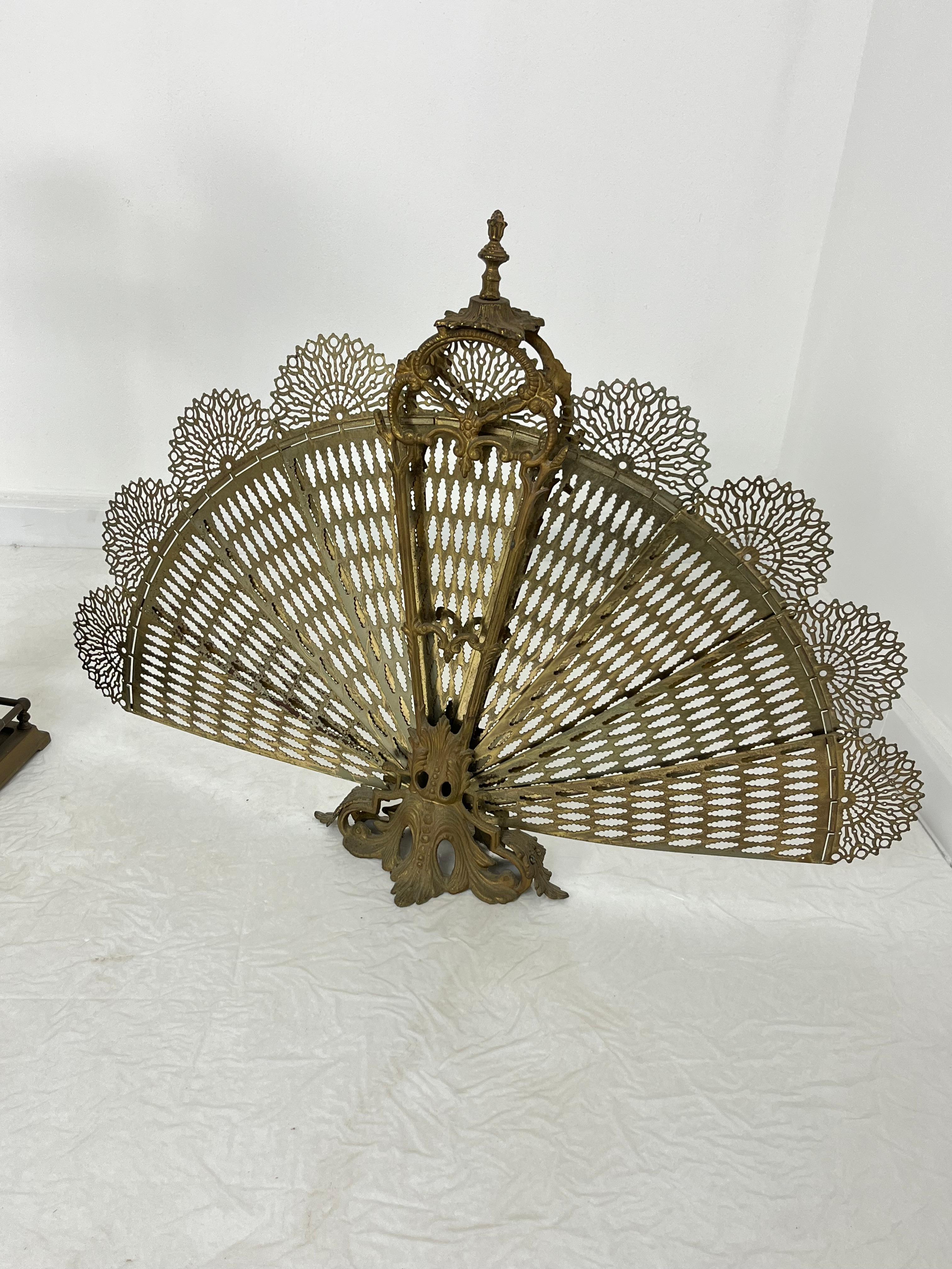 (2er Set) Kaminfunkenschutz und Werkzeugset, Pfauenschwanz, Messing, 1970er im Zustand „Gut“ im Angebot in Palermo, IT