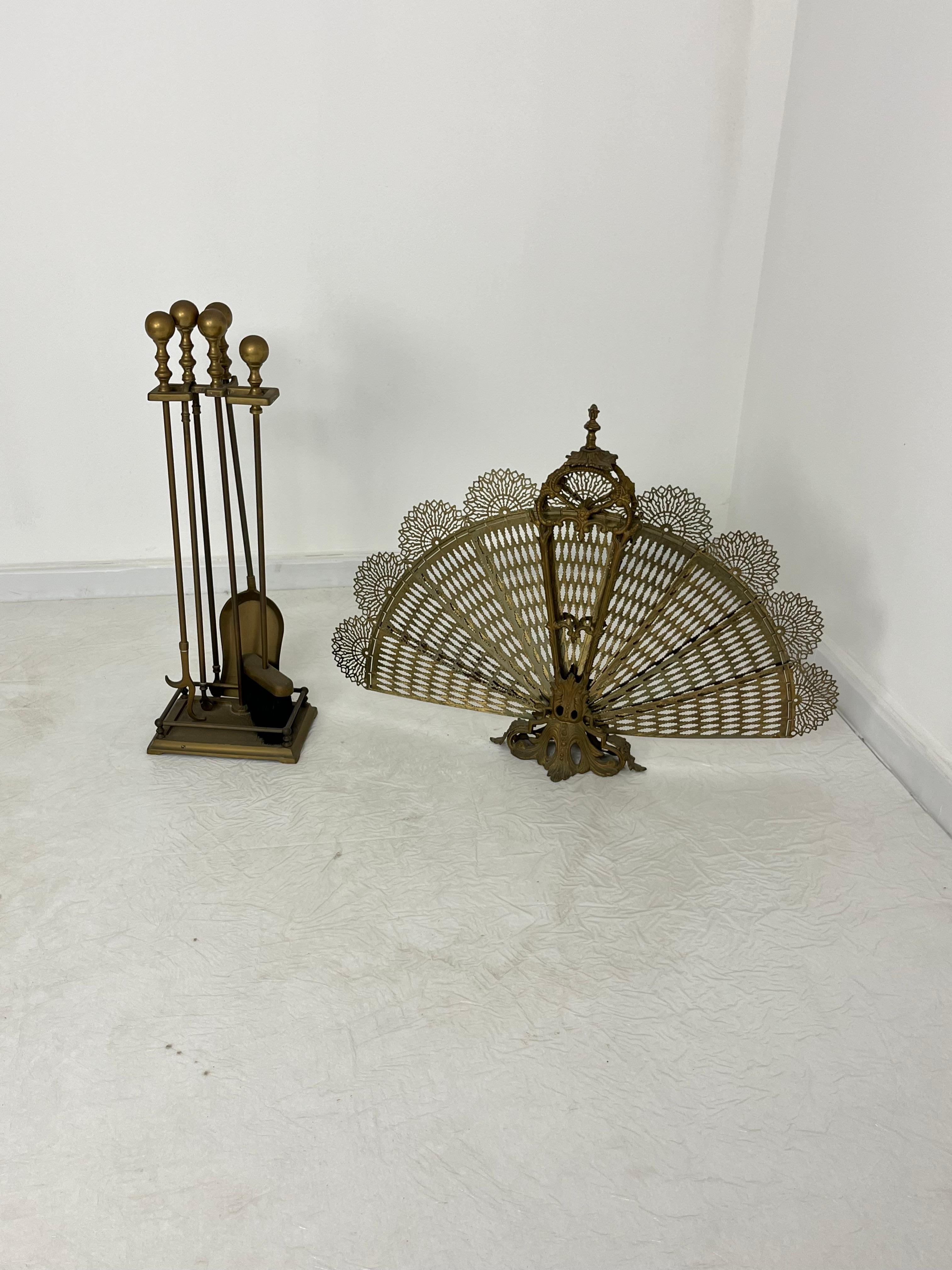 (2er Set) Kaminfunkenschutz und Werkzeugset, Pfauenschwanz, Messing, 1970er im Angebot 1