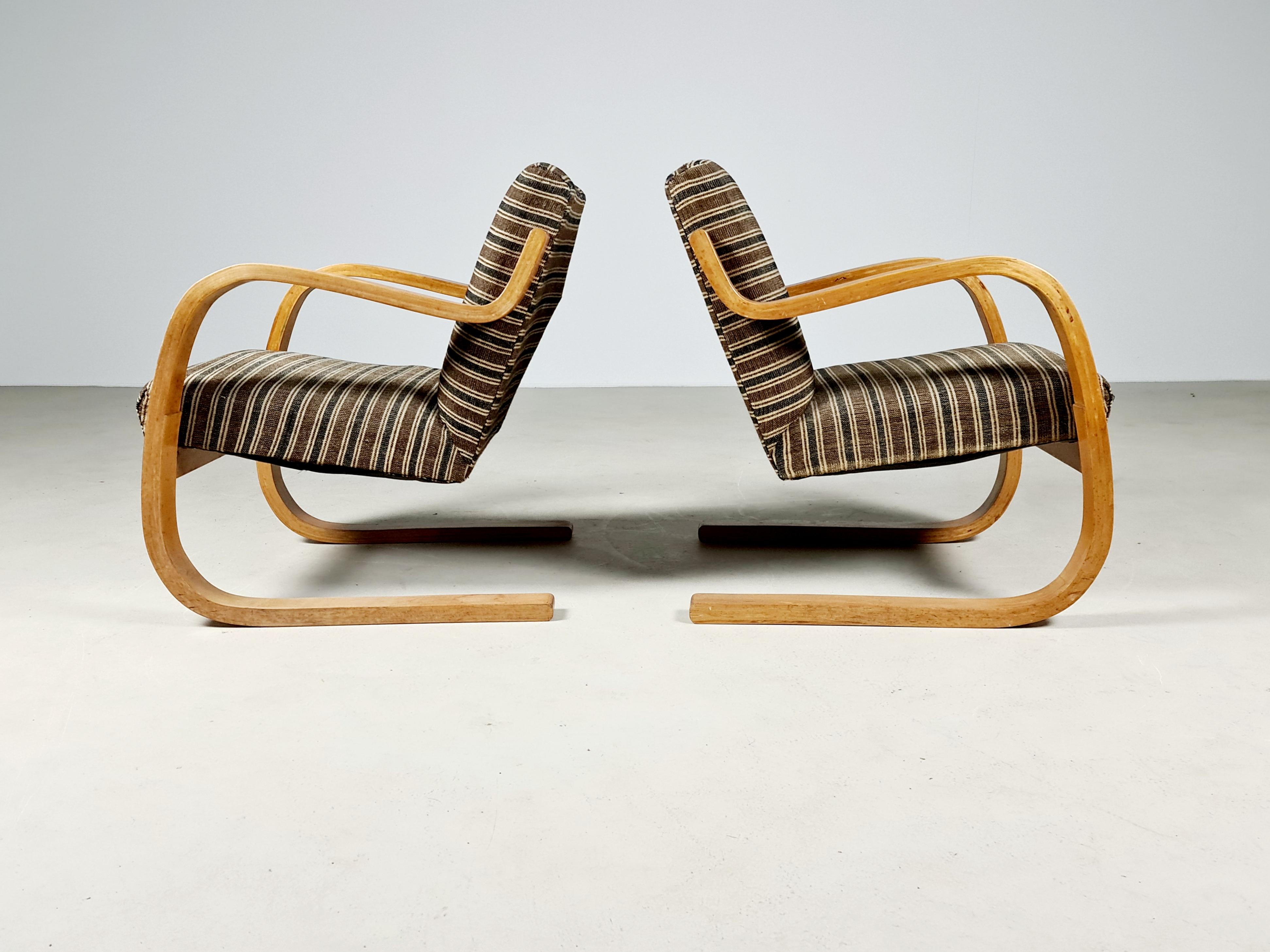402 Chair, Alvar Aalto, Finmar, 1933

The 402 armchair was designed by Alvar Aalto in 1933. Aalto was a famous architect and one of the most influential modern Scandinavian designers. The frame of the chairs are made of birch wood and have their