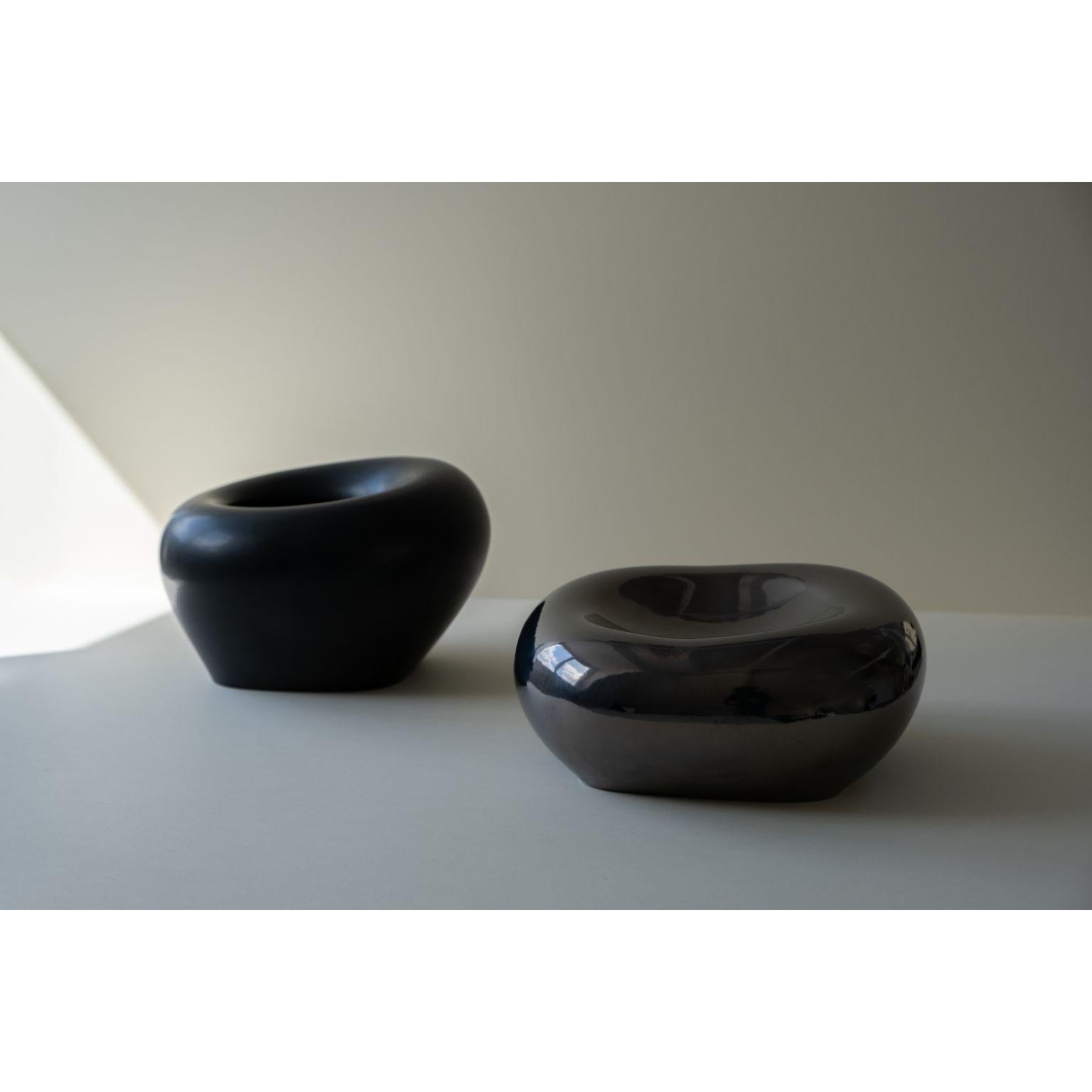 Set of 2 Flexible Formed Vase 3 and Bowl by Rino Claessens
Dimensions: Flexible Formed Bowl: D 25 x W 27 x H 11.5 cm.
Flexible Formed Vase 3: D 26 x W 26 x H 16.5 cm.
Materials: Glazed ceramic.
Finish: Bowl: Reflictive mirror glaze finish.
Vase