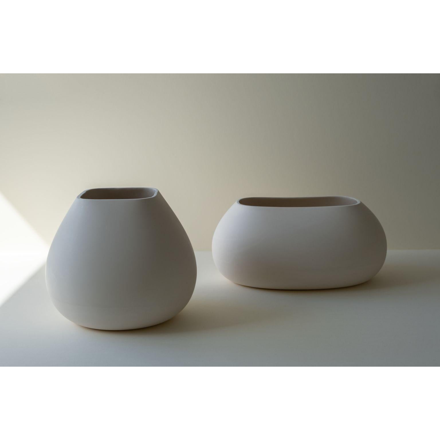Set of 2 Flexible Formed Vases by Rino Claessens
Dimensions: Flexible Formed Vase 1: D 22 x W 22 x H 18.5 cm.
Flexible Formed Vase 2: D 21.5 x W 30 x H 14 cm.
Materials: Glazed ceramic.
Finish: Gloss glazed inside, polished outer surface.
Total