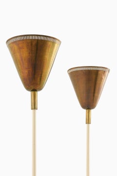 Satz von 2 Stehleuchten aus Messing und lackiertem Metall, 1950er Jahre