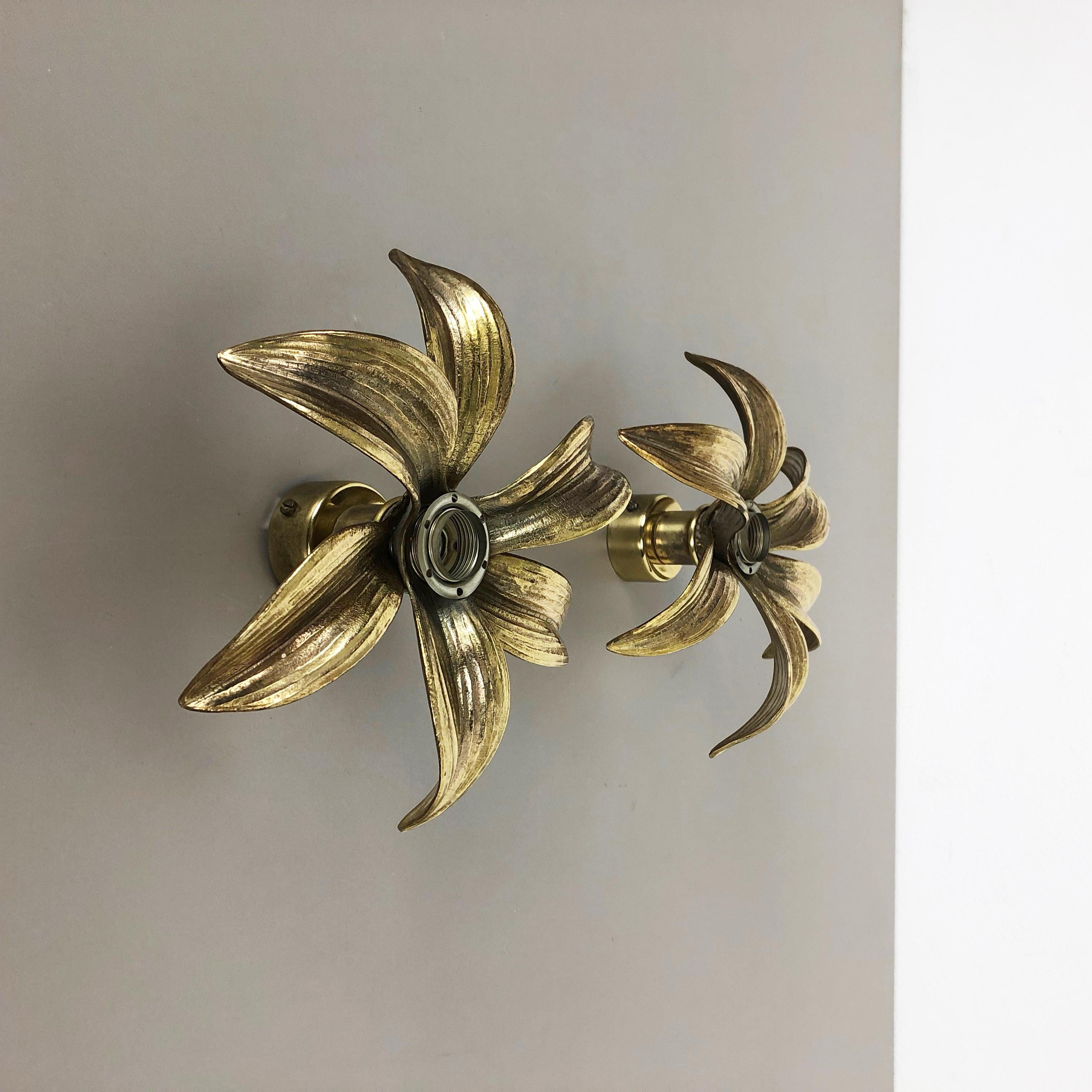 Set of 2 Floral Brutalist Brass Metal Wall Ceiling Light by Willy Daro, Belgium In Good Condition In Kirchlengern, DE
