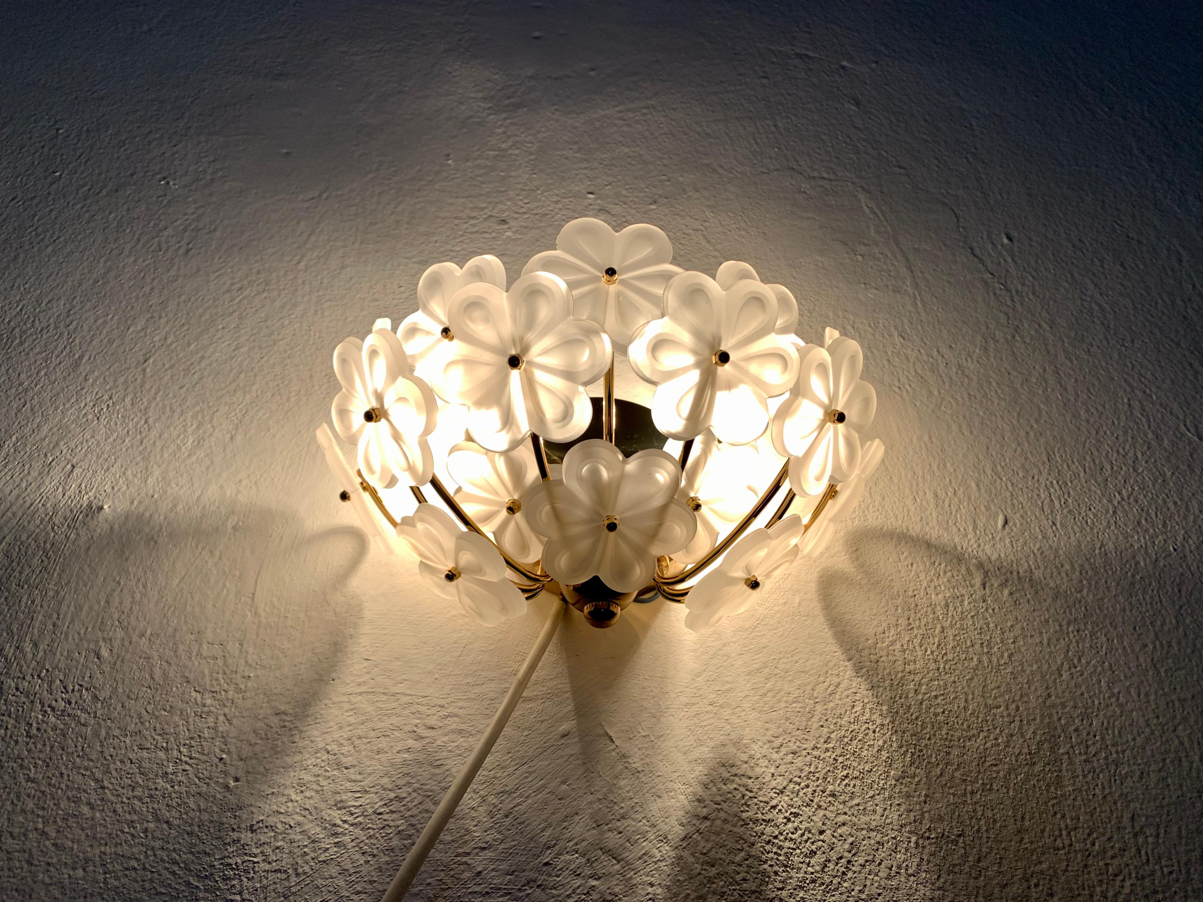 Set di 2 lampade da parete in cristallo floreale di Ernst Palme in vendita 3