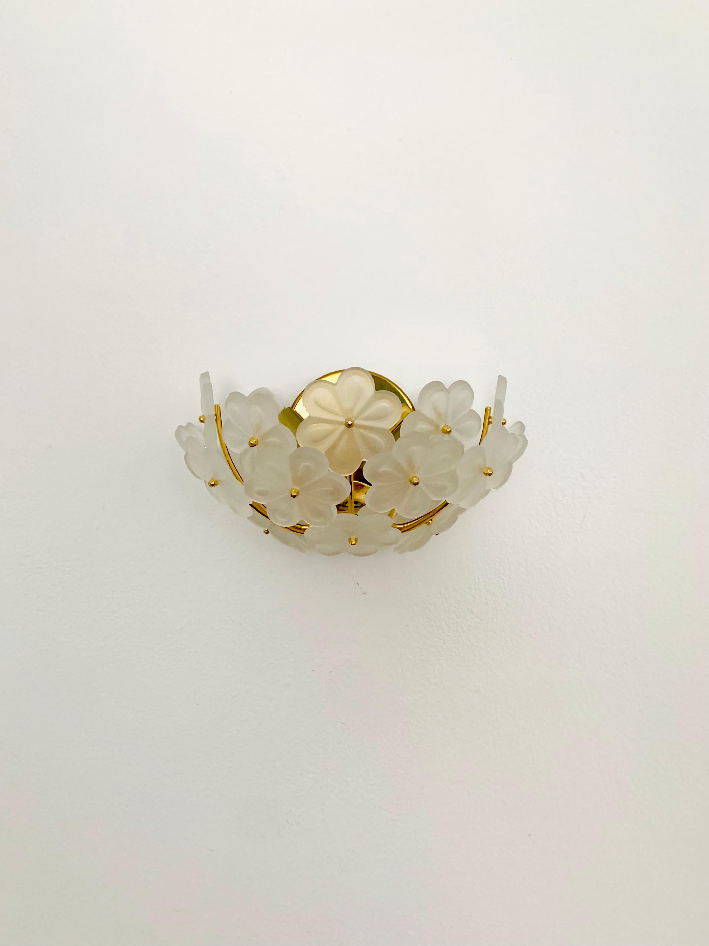 Splendide lampade da parete in cristallo floreale degli anni '60.
Gli elementi in vetro di alta qualità creano un impressionante gioco di luci.
Lavorazione di eccezionale qualità.
L'aspetto è molto elegante e lussuoso, un vero e proprio richiamo per