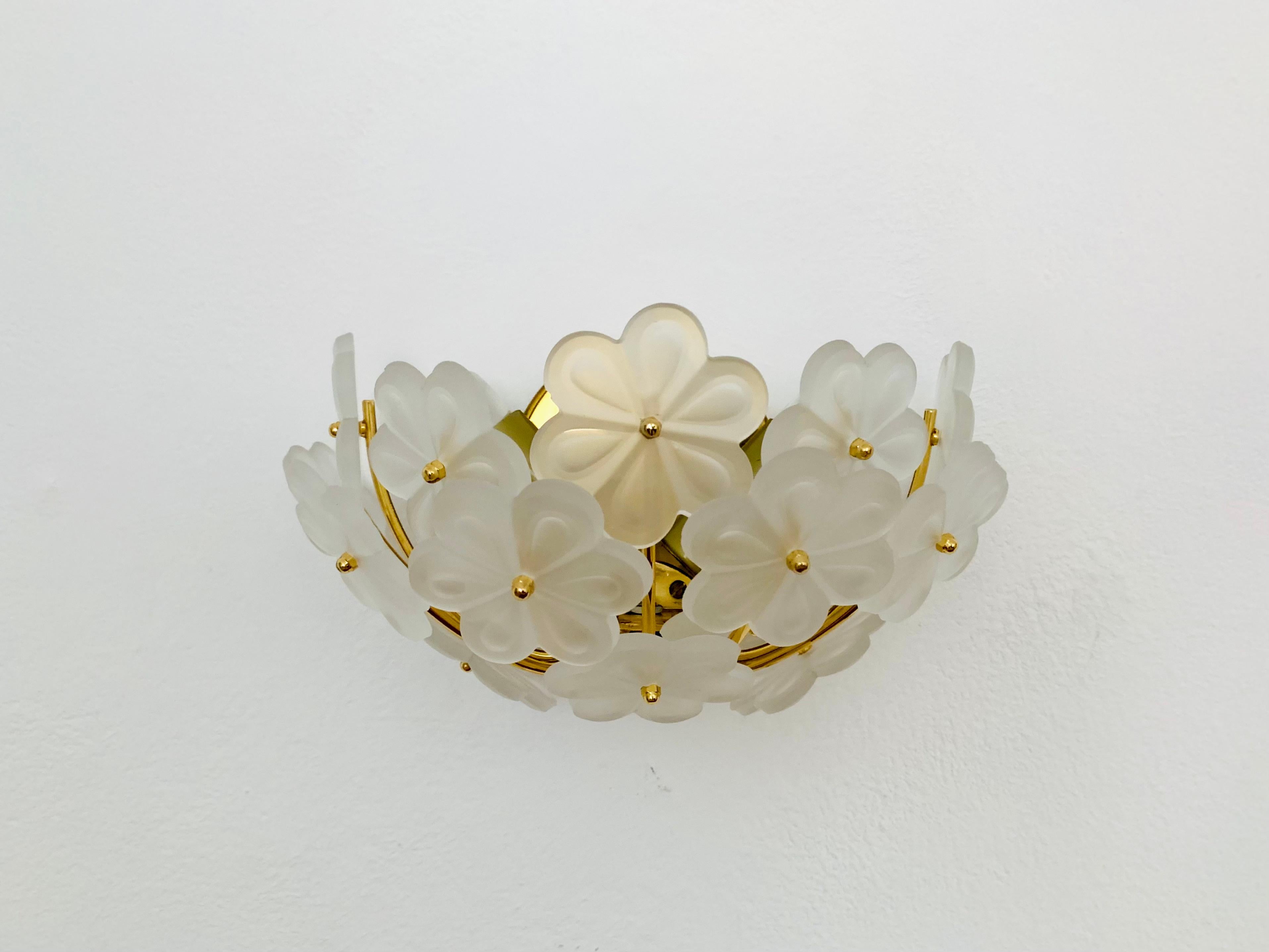 Mid-Century moderno Set di 2 lampade da parete in cristallo floreale di Ernst Palme in vendita