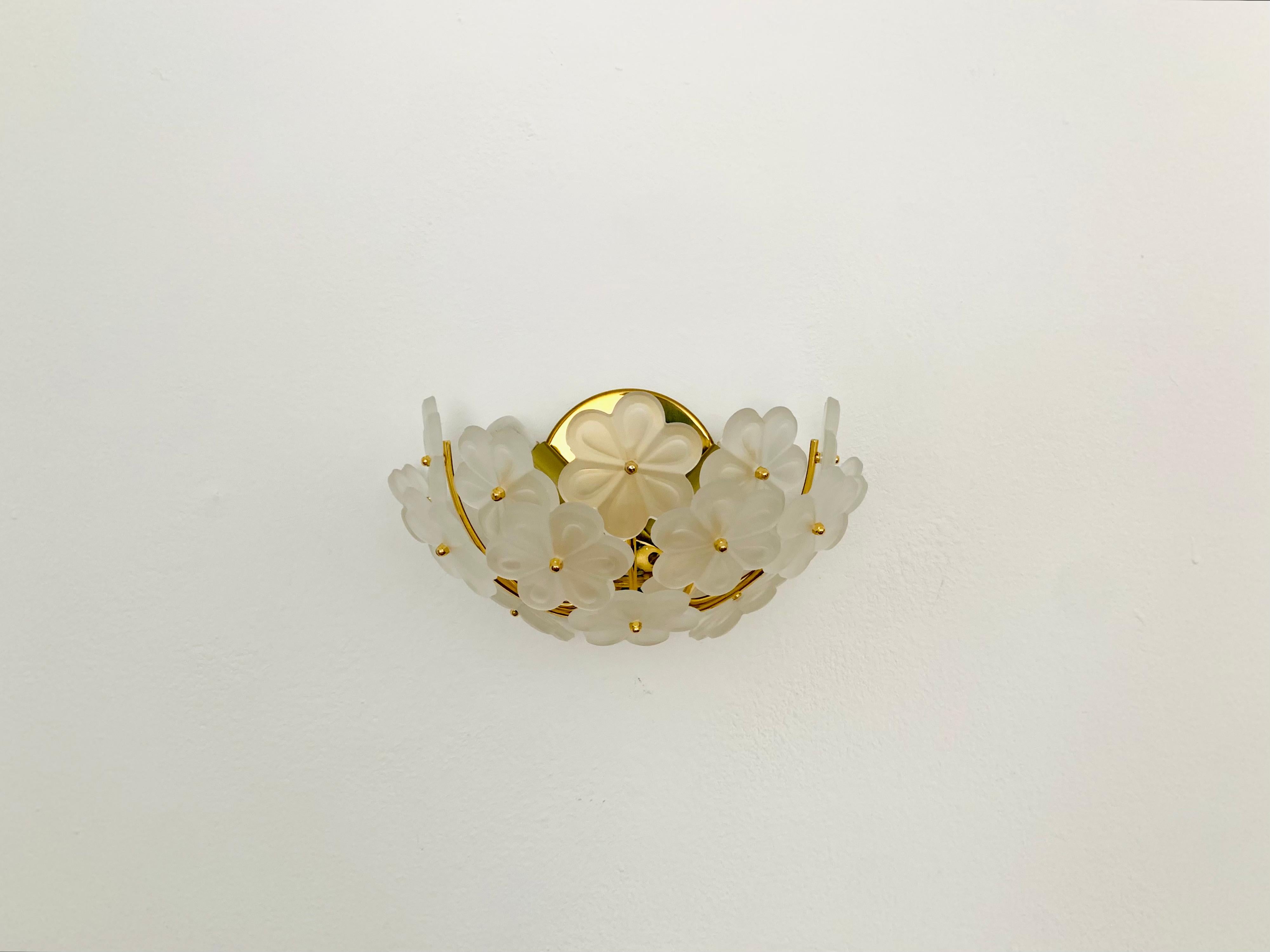 Tedesco Set di 2 lampade da parete in cristallo floreale di Ernst Palme in vendita
