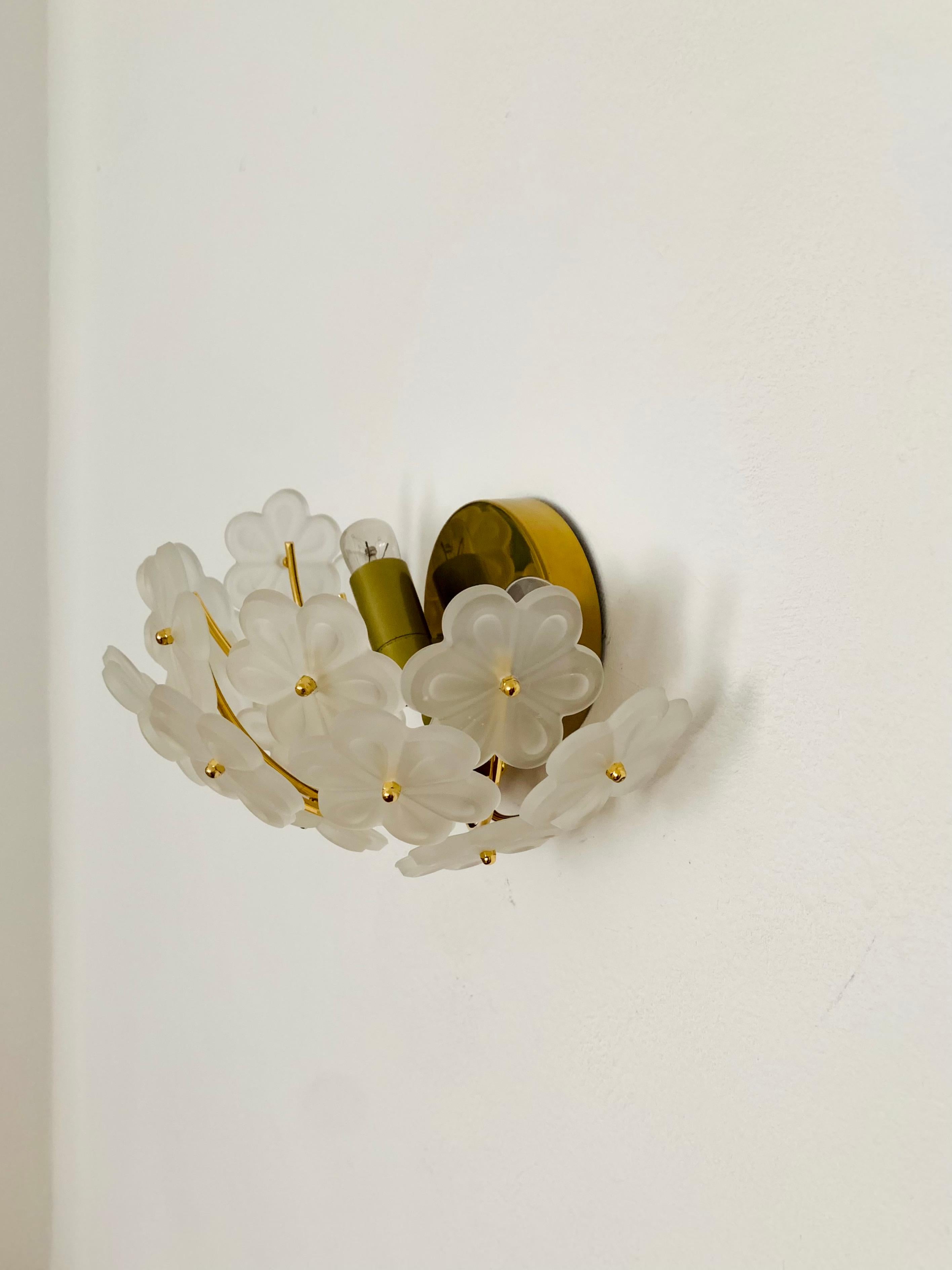 Metà XX secolo Set di 2 lampade da parete in cristallo floreale di Ernst Palme in vendita
