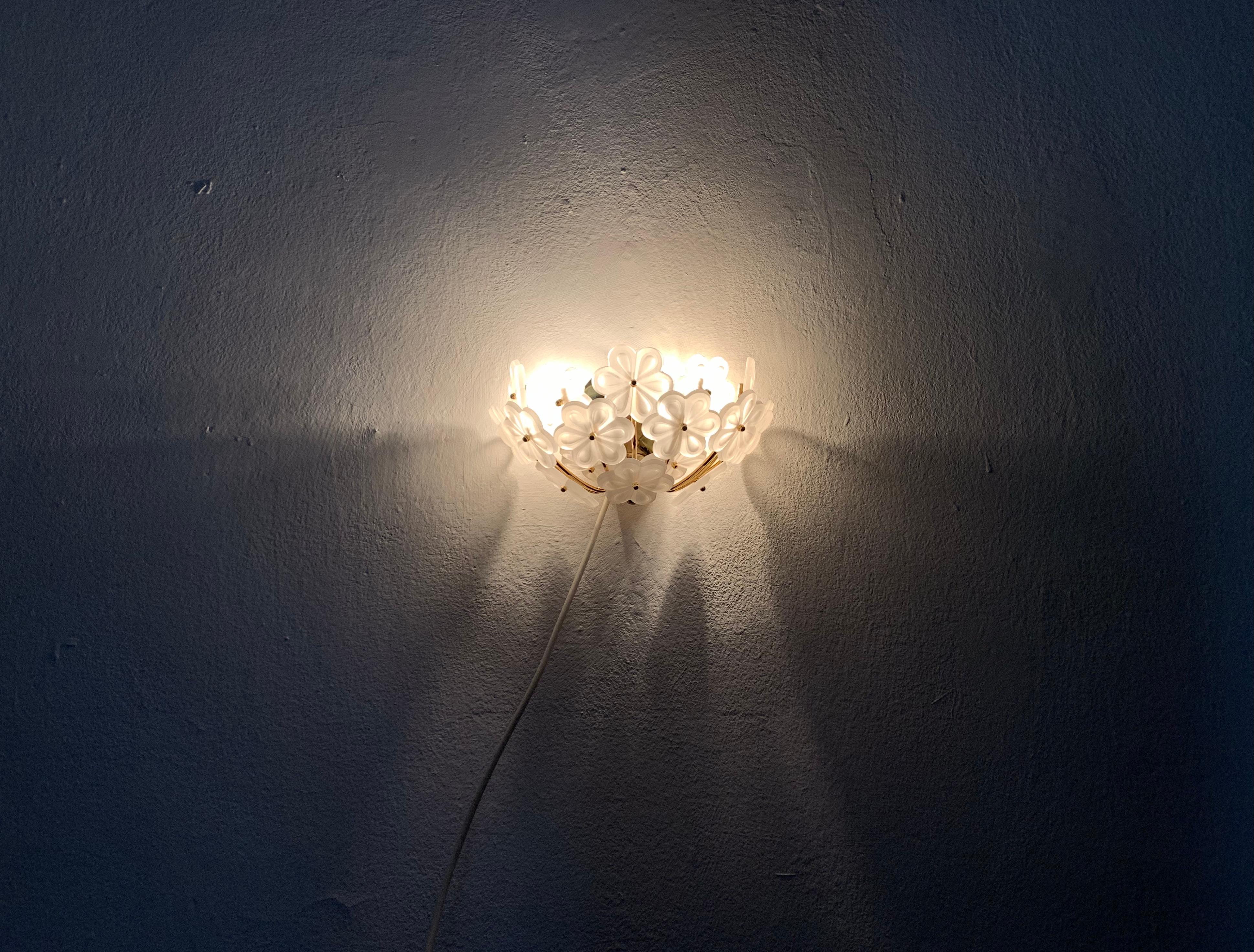 Metallo Set di 2 lampade da parete in cristallo floreale di Ernst Palme in vendita