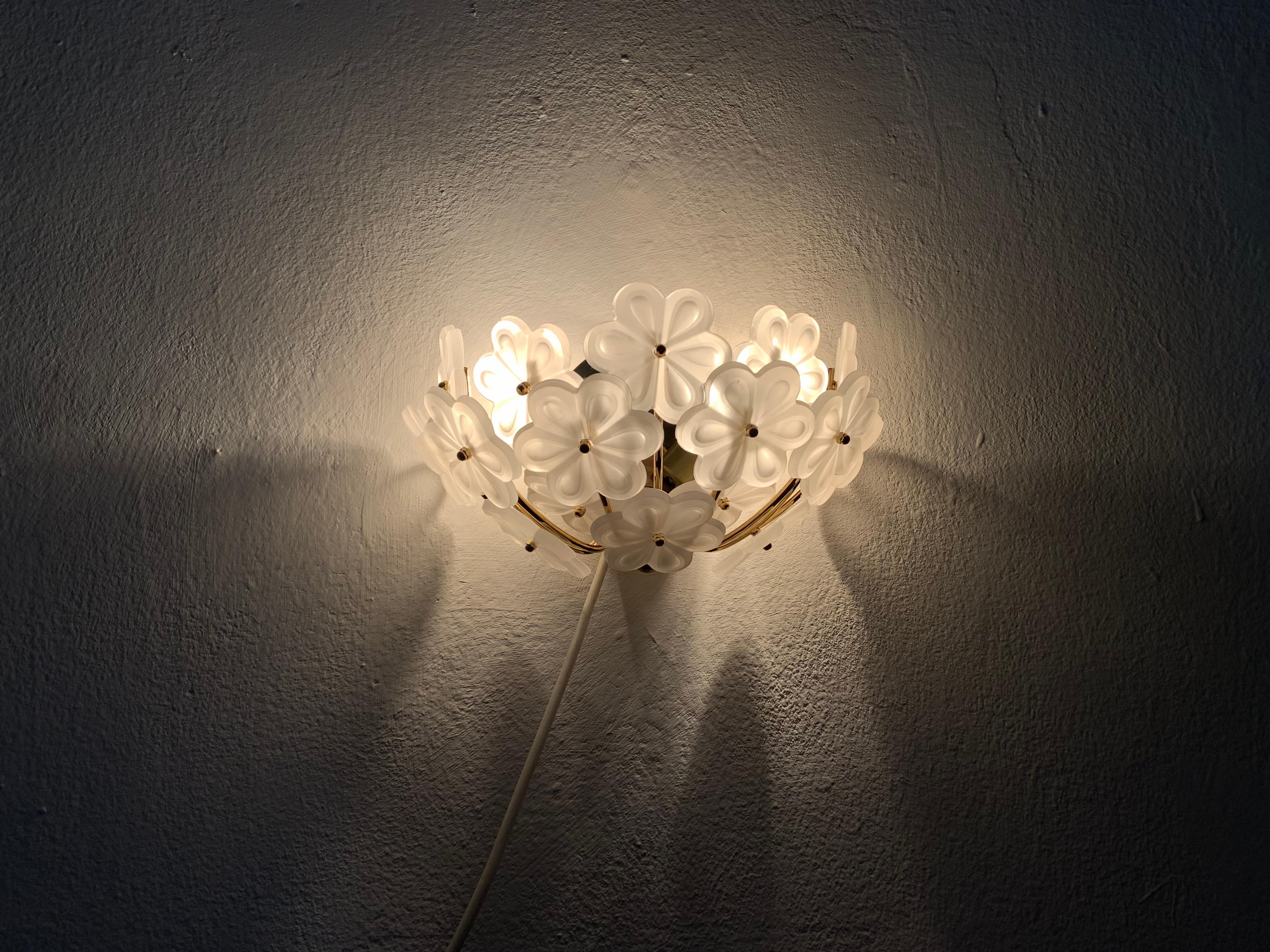 Set di 2 lampade da parete in cristallo floreale di Ernst Palme in vendita 1
