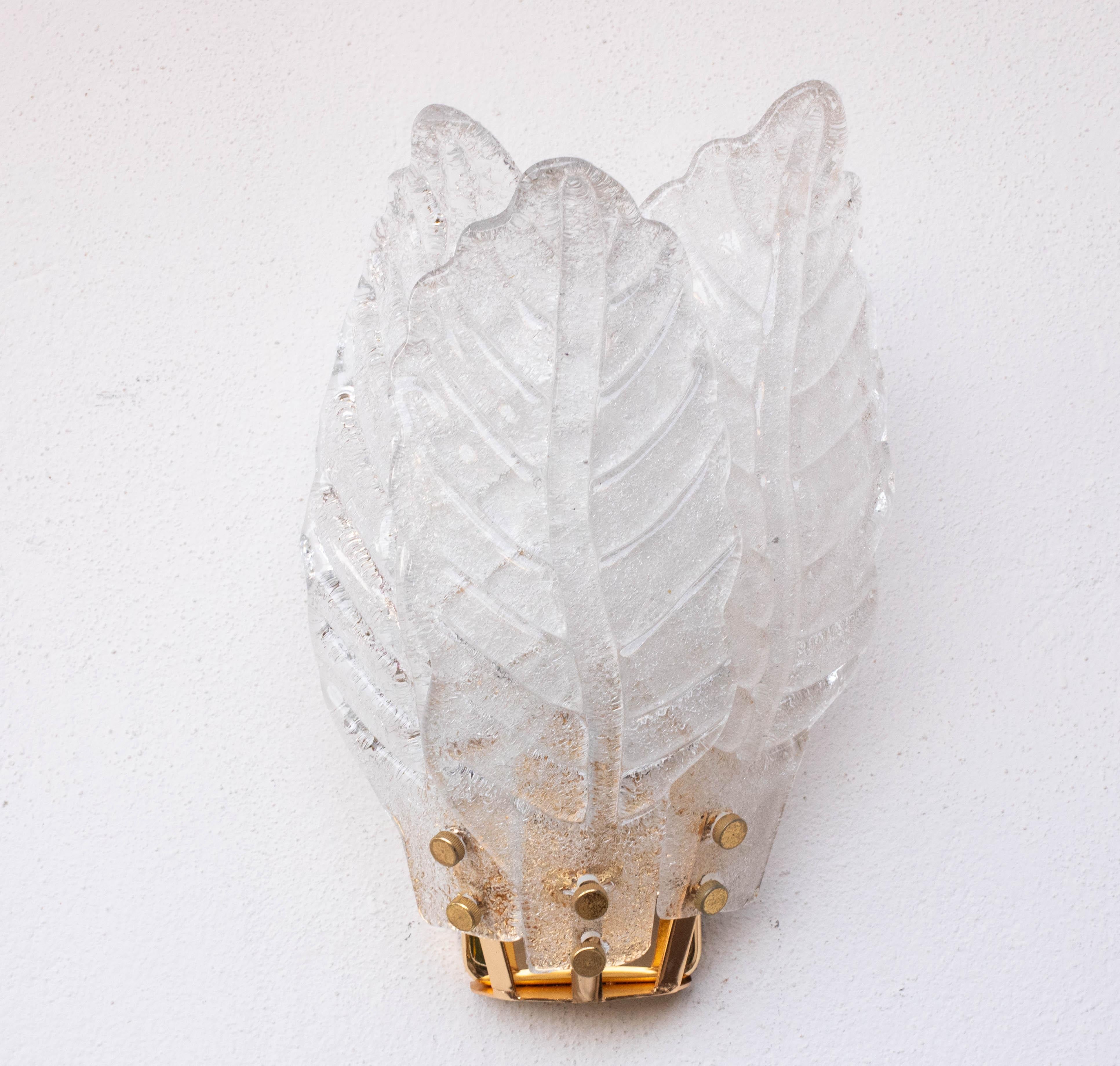 Atemberaubender Satz von 2 Murano Glas Wandlampen.

Jede Lampe besteht aus 3 Blättern aus transparentem Glas.

Eine Lichtfassung, e12 Usa-Fassungen.

Maße: Höhe 35 Zentimeter, Breite 24 Zentimeter, Tiefe 16 Zentimeter.