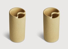 Set di 2 vasi Flowr da 21,5 cm in ceramica smaltata opaca color sabbia, di Roel Vandebeek