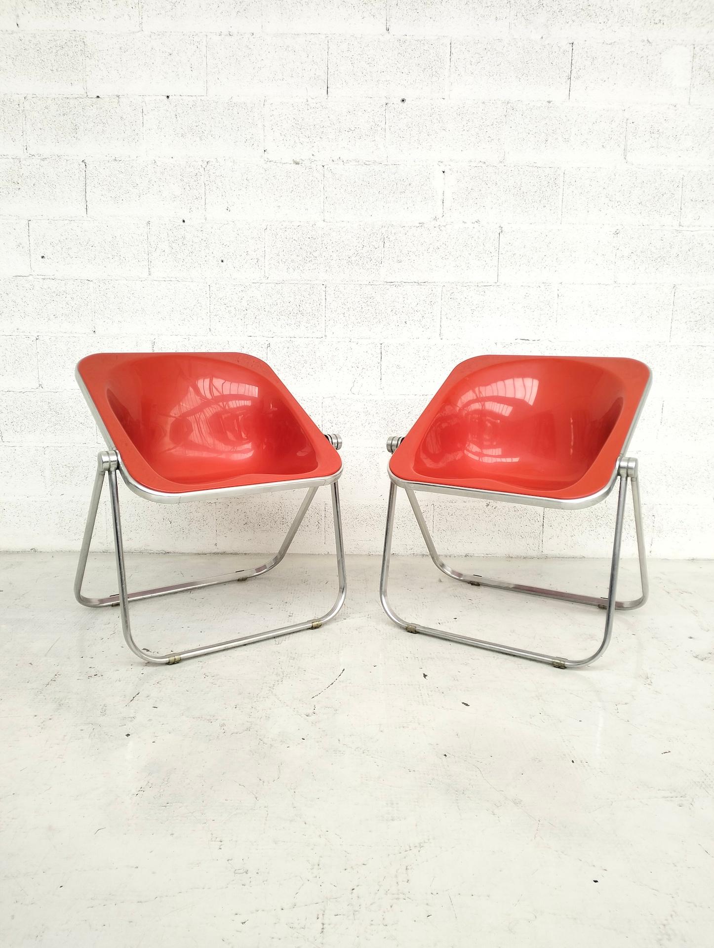 Plona wurde 1970 von Giancarlo Piretti entworfen und ist ein klappbarer und stapelbarer Sessel, der dank seines außergewöhnlichen Designs Ästhetik, Funktionalität und Komfort miteinander verbindet. Die robuste Rohrstruktur besteht aus einer