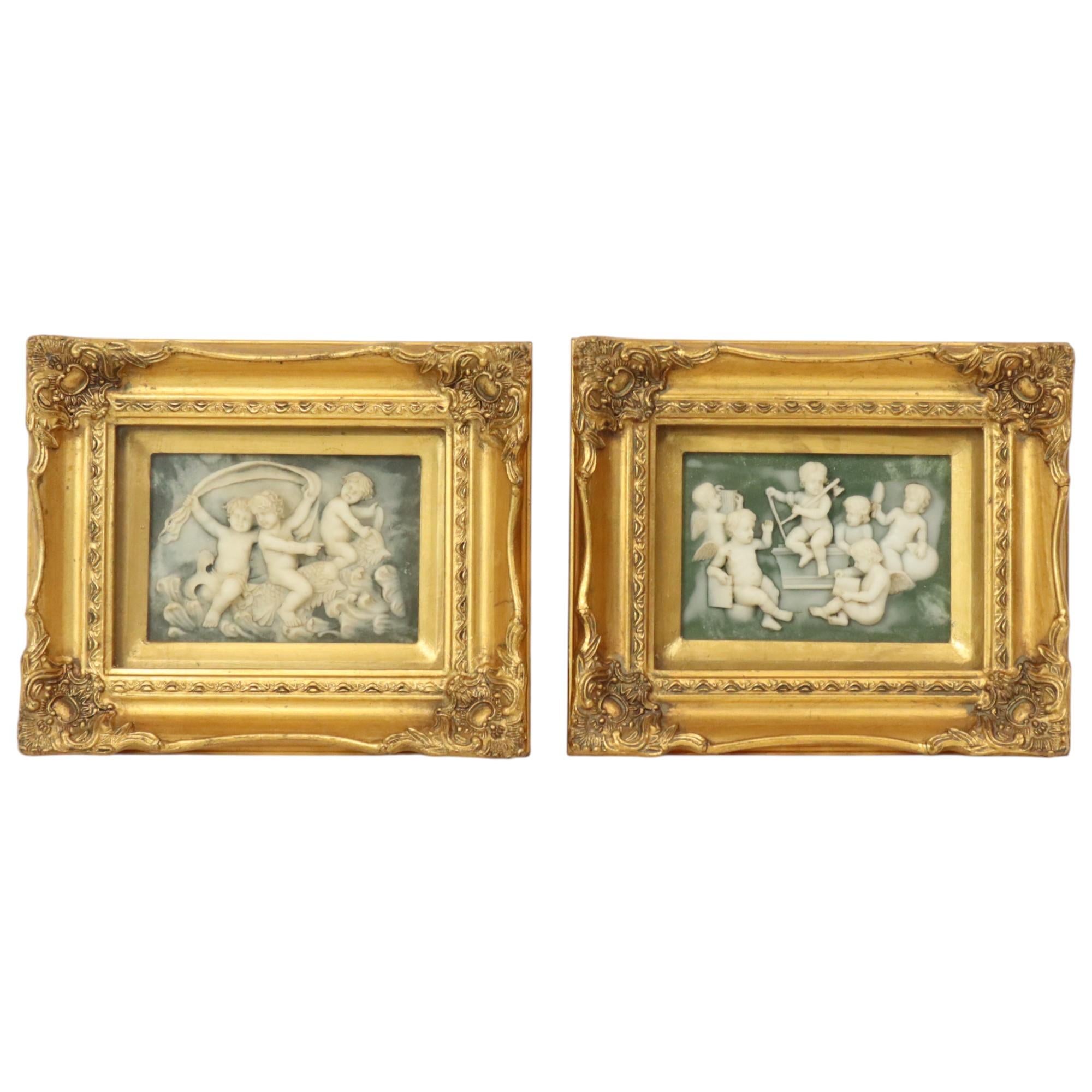 Set di due targhe incorniciate in polvere di alabastro e resina, incorniciate in una classica cornice in stile barocco dorata a foglia d'oro, di Biggs and Sons, Londra, circa metà del XX secolo, contrassegnate sul retro con l'adesivo del