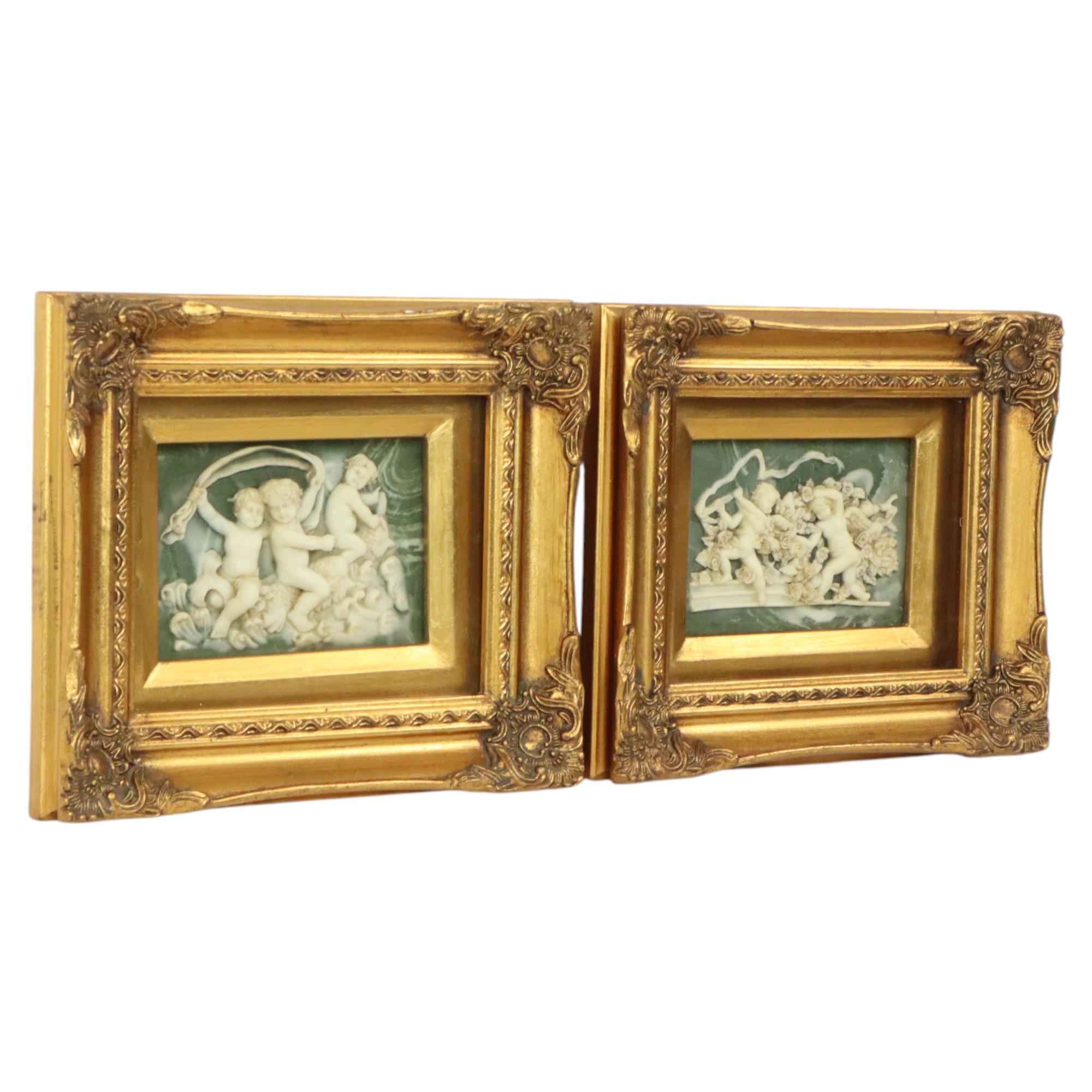 Juego de dos placas enmarcadas de polvo de alabastro y resina, enmarcadas en un marco clásico de estilo barroco dorado con pan de oro, por Biggs and Sons, Londres, hacia mediados del siglo XX, marcadas en la parte posterior con la pegatina del