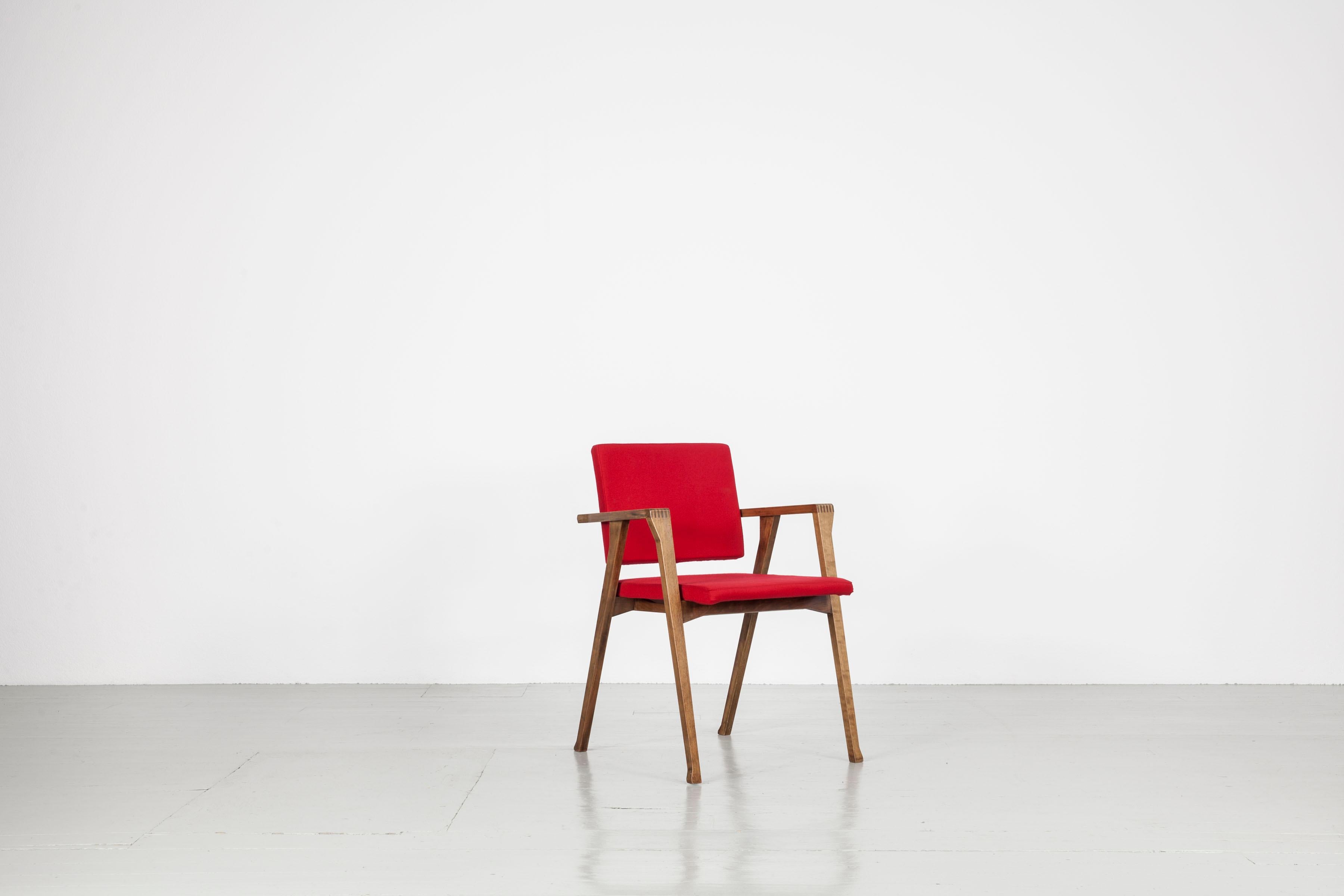 Cet ensemble de deux chaises italiennes a été conçu par Franco Albini pour Poggi dans les années 1950. Le modèle 