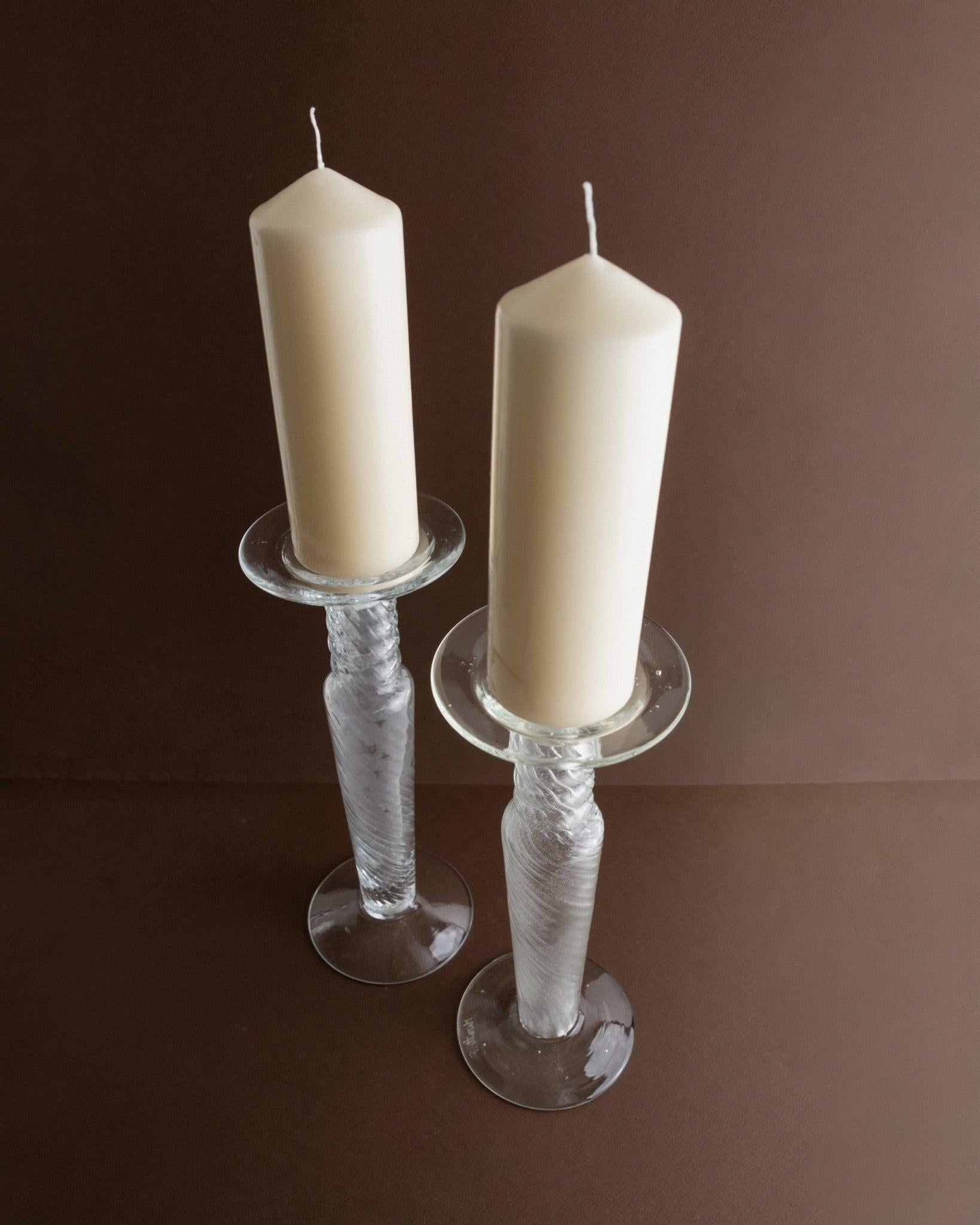 2er-Set Franco Moretti Kerzenhalter klassisches Design Italien, 1960er Jahre

Set aus 2 klassischen Vintage-Kerzenhaltern aus den frühen 1960er Jahren von Franco Moretti, entworfen in Murano und von Hand gefertigt. Die mundgeblasenen Kerzenleuchter