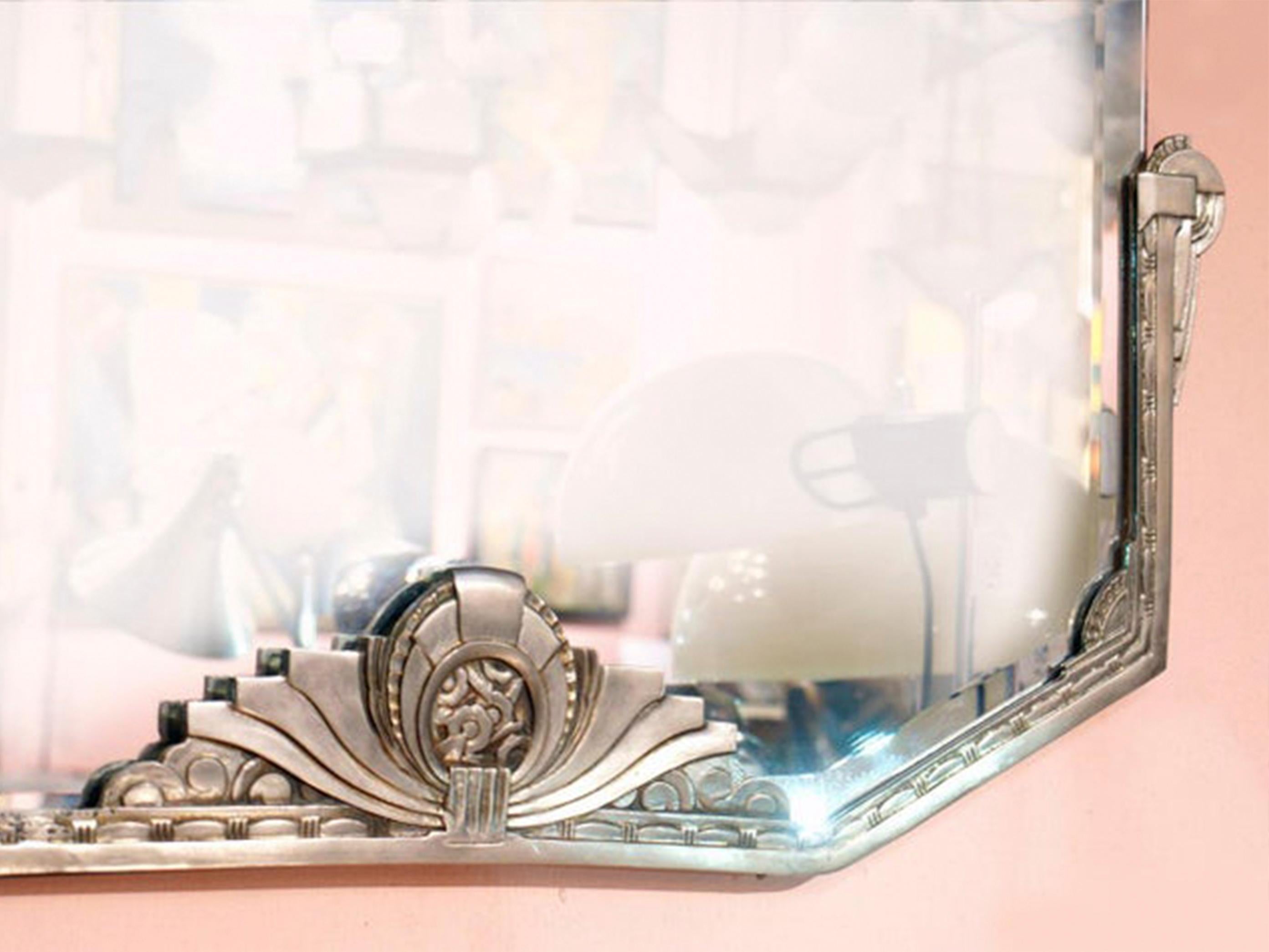 Set di 2 specchi da parete nichelati in stile Art&Deco francese, circa anni '80 In condizioni buone in vendita a Beirut, LB