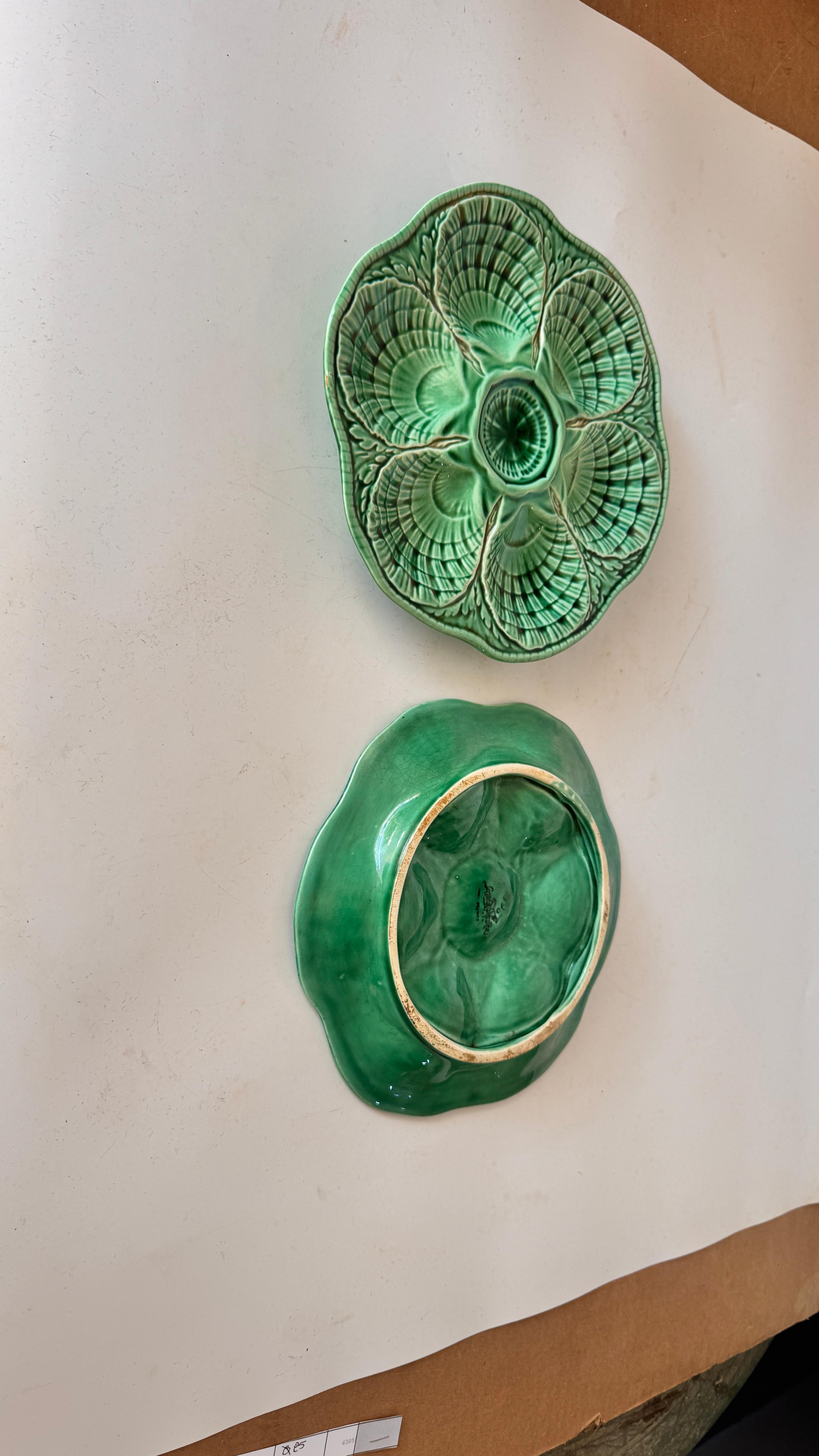 Satz von 2 französischen grünen Majolikatellern - Sarreguemines Manufaktur - 20. Jahrhundert (Art nouveau) im Angebot