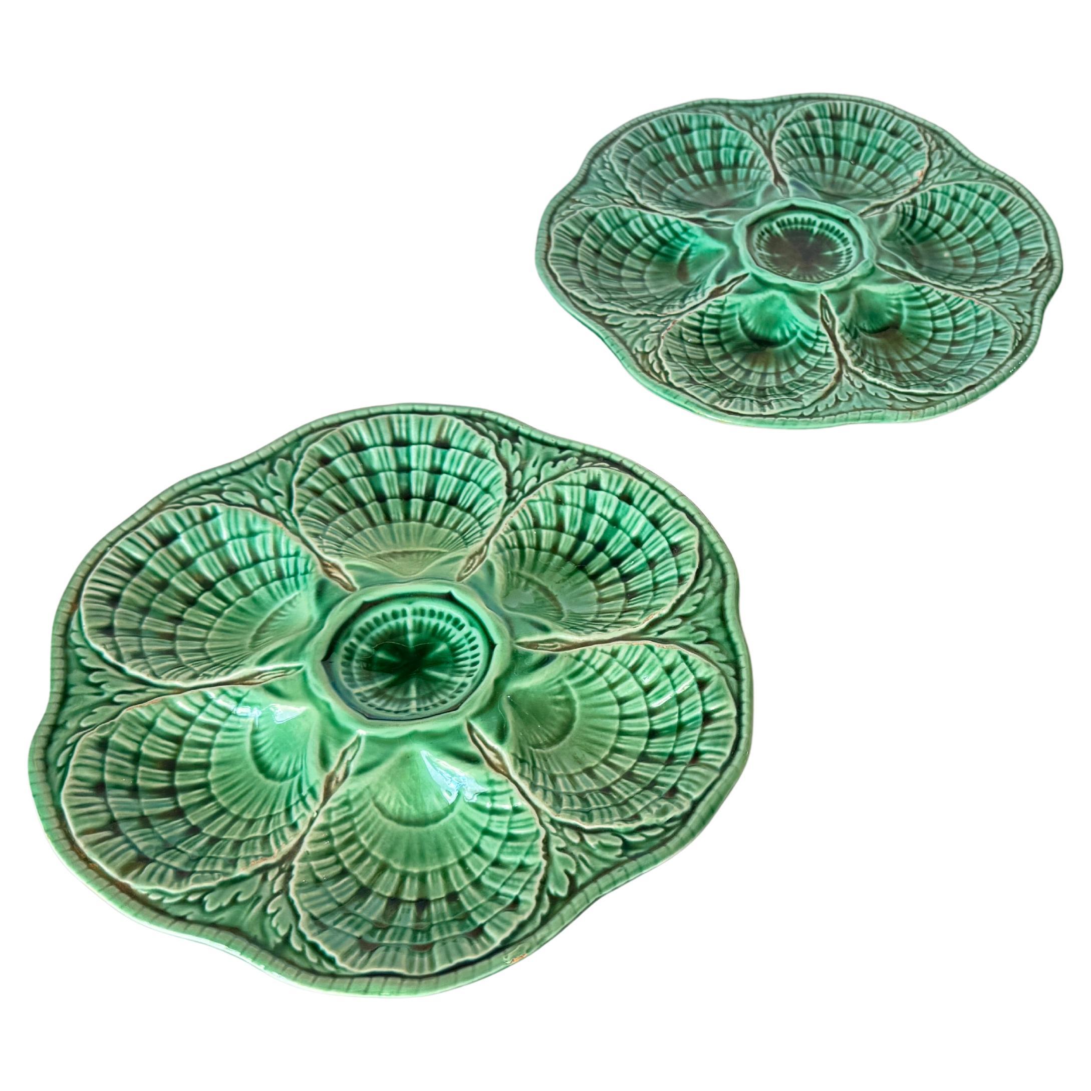 Set di 2 piatti in maiolica verde francese - Manifattura di Sarreguemines - XX secolo