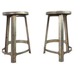 Ensemble de 2 tabourets de bar français en aluminium massif martelé à hauteur de comptoir industriel, années 70