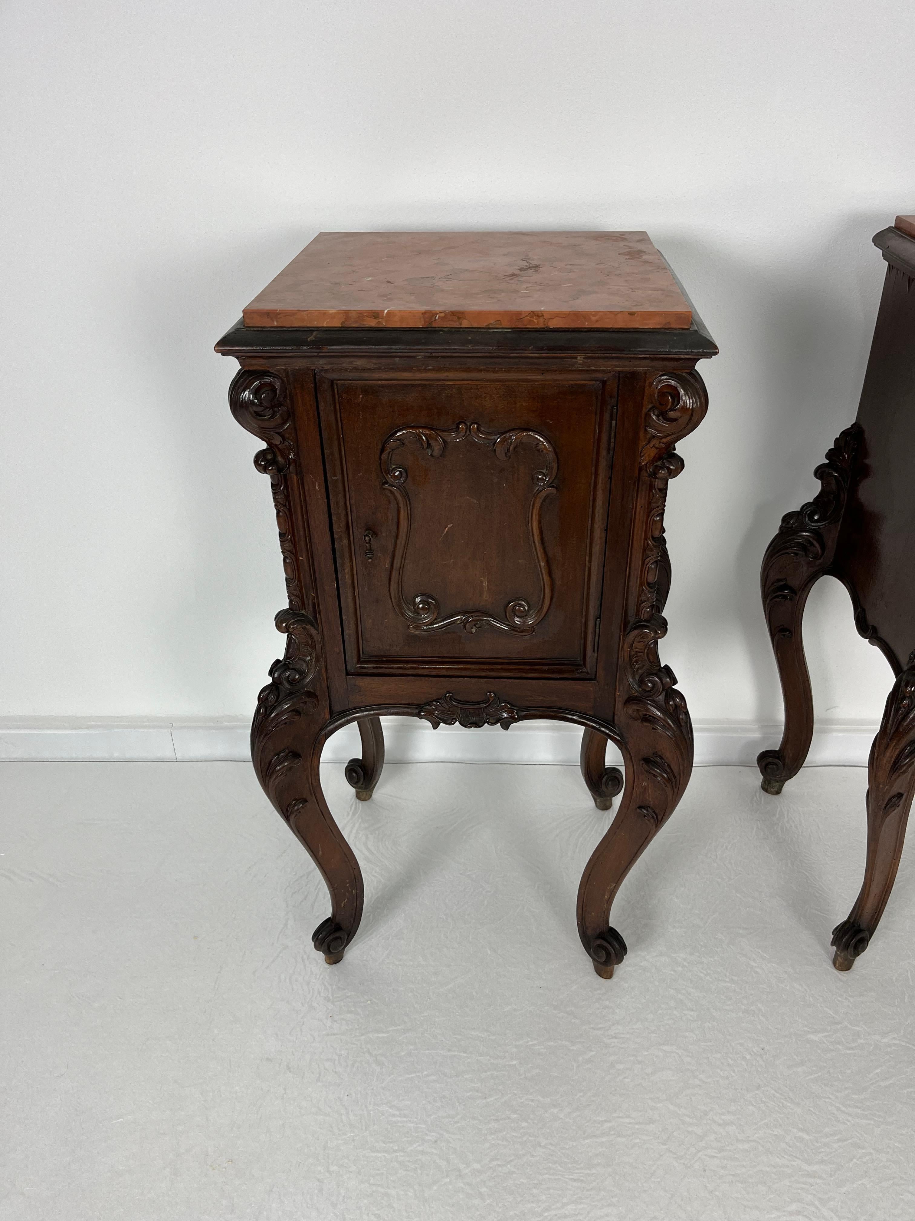 Ensemble de 2 tables de nuit françaises Louis XV, plateau en marbre, années 1930 en vente 4
