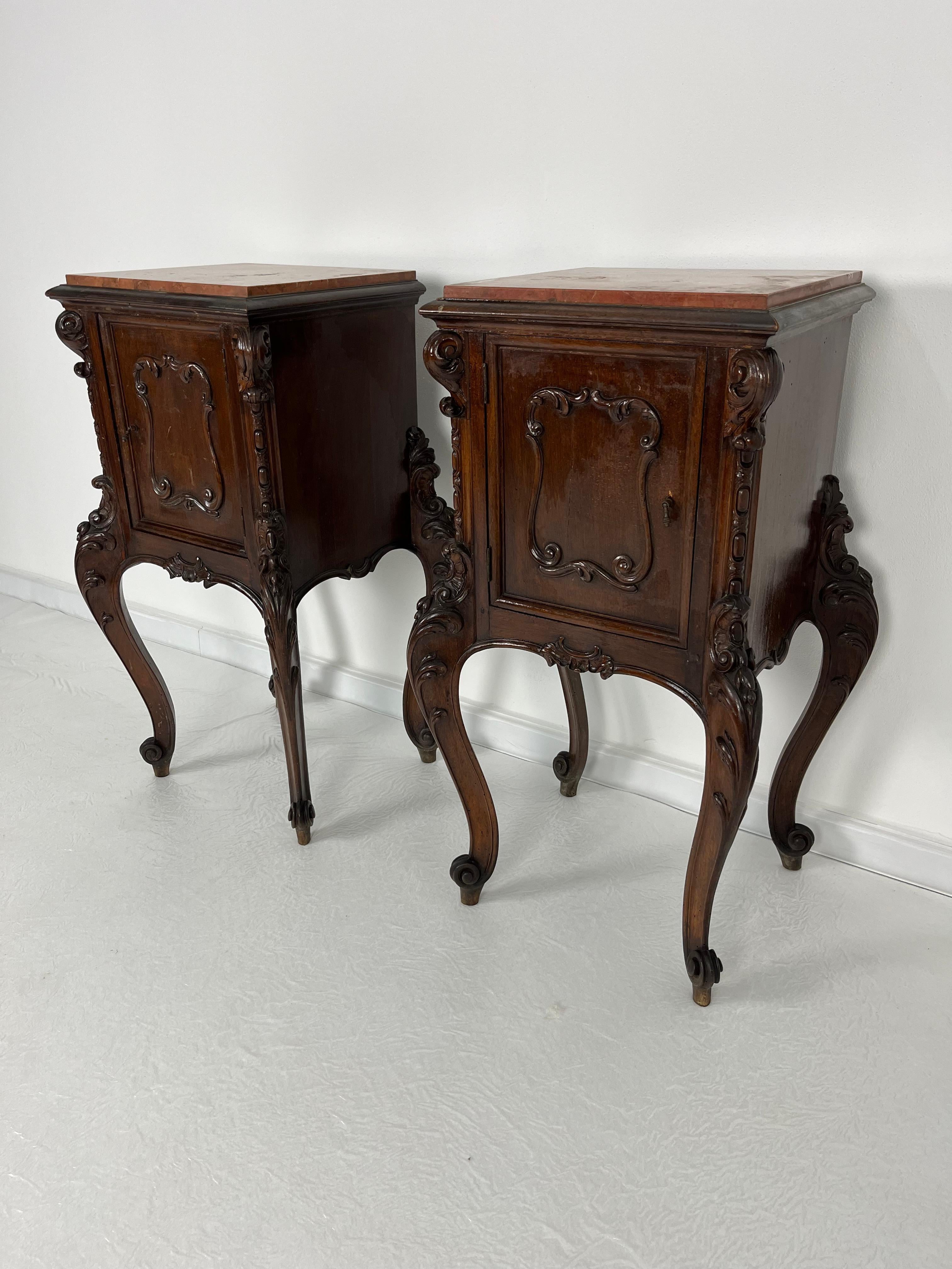 Ensemble de 2 tables de nuit françaises Louis XV, plateau en marbre, années 1930 en vente 5