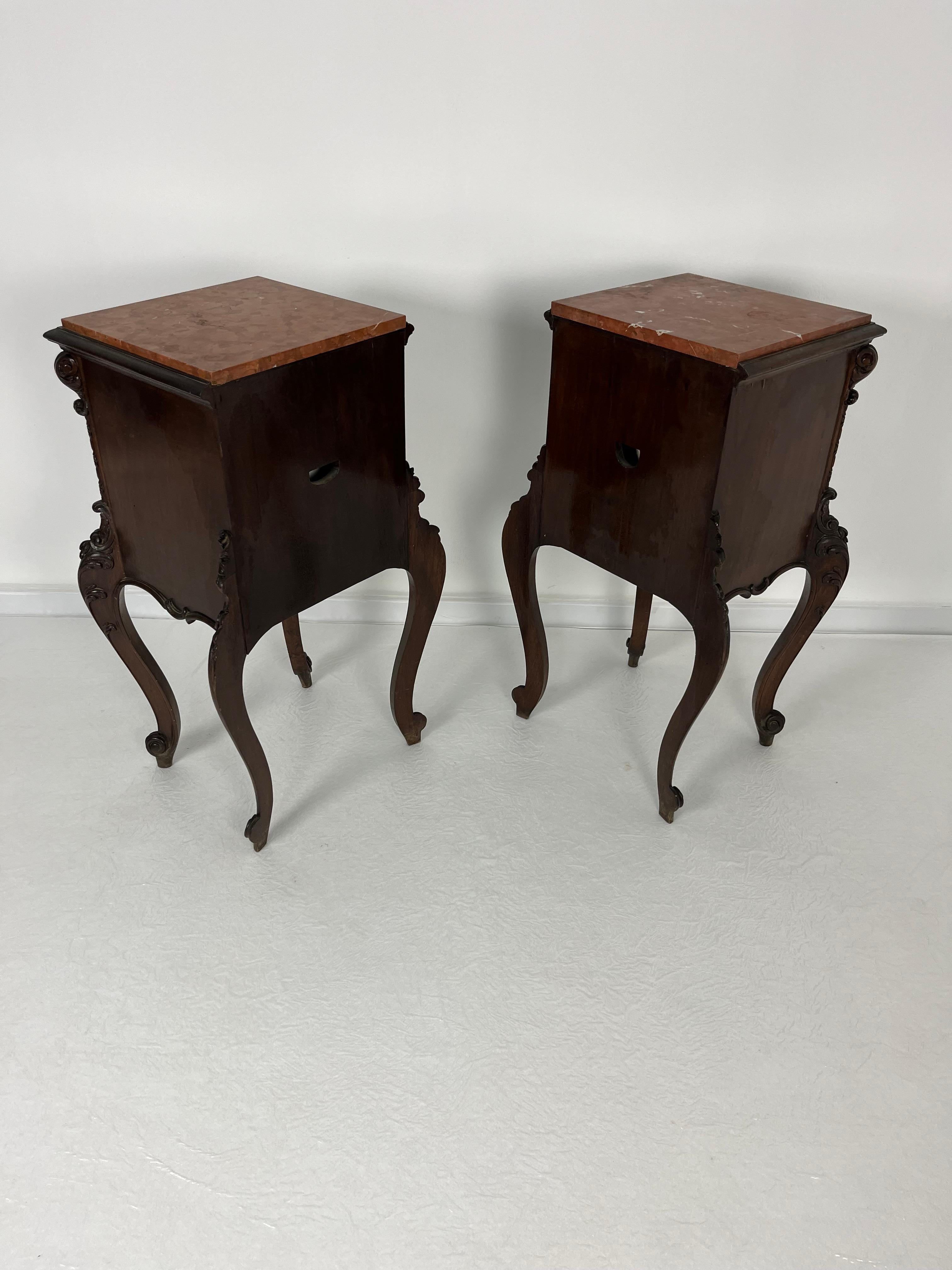 Ensemble de 2 tables de nuit françaises Louis XV, plateau en marbre, années 1930 en vente 6
