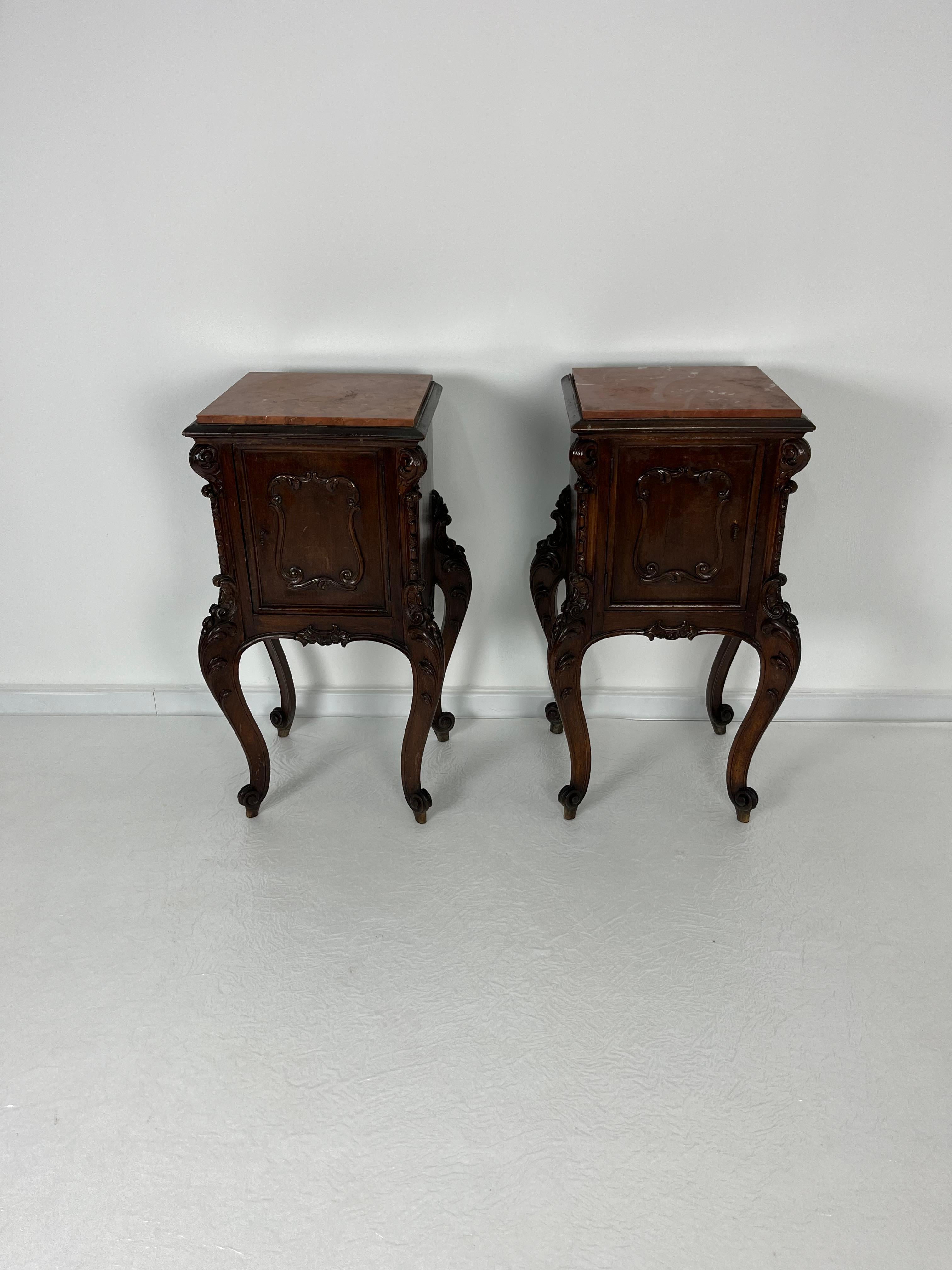 Ensemble de 2 tables de nuit Louis XV, plateau en marbre, années 1930
Bon état, petits signes de vieillissement.
Trouvé dans un appartement noble de ma ville, Palerme.