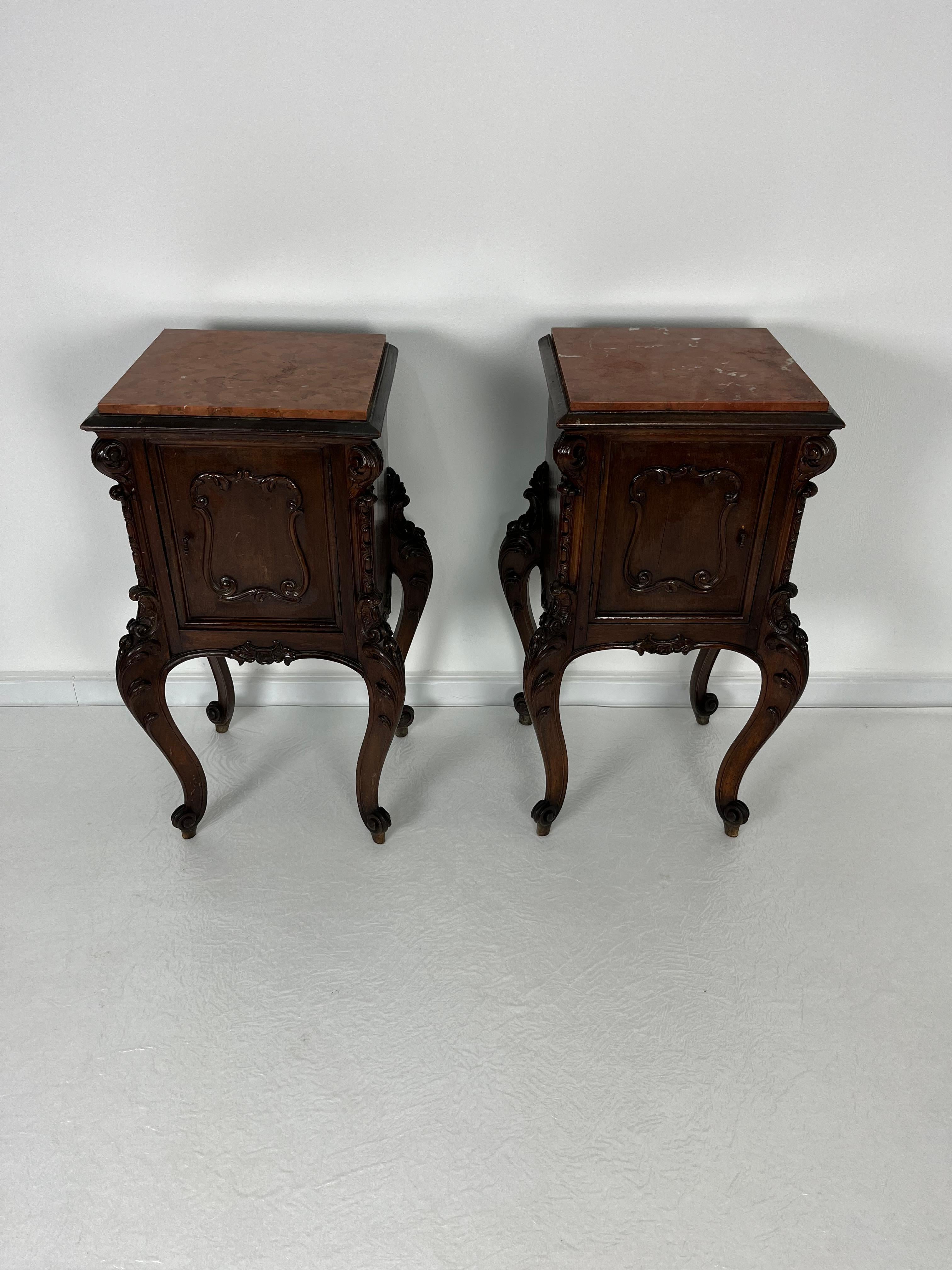 Français Ensemble de 2 tables de nuit françaises Louis XV, plateau en marbre, années 1930 en vente