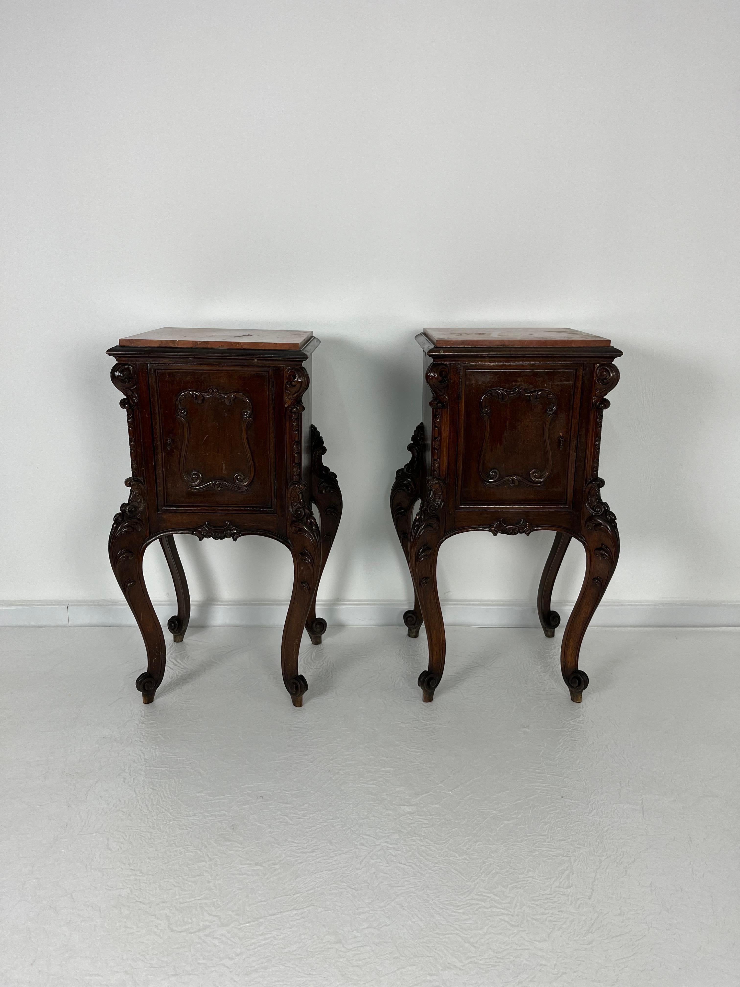 Ensemble de 2 tables de nuit françaises Louis XV, plateau en marbre, années 1930 Bon état - En vente à Palermo, IT