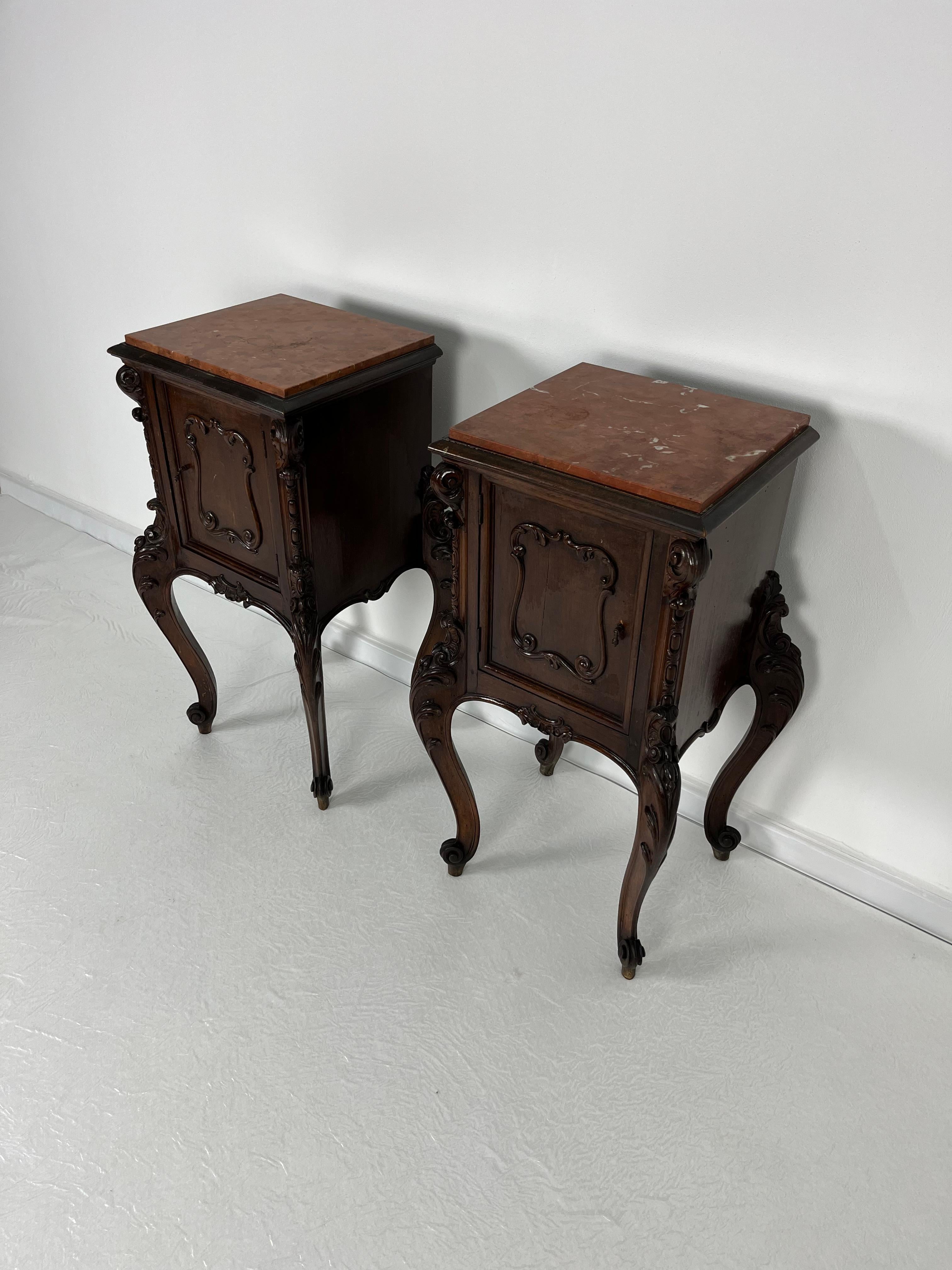 Milieu du XXe siècle Ensemble de 2 tables de nuit françaises Louis XV, plateau en marbre, années 1930 en vente
