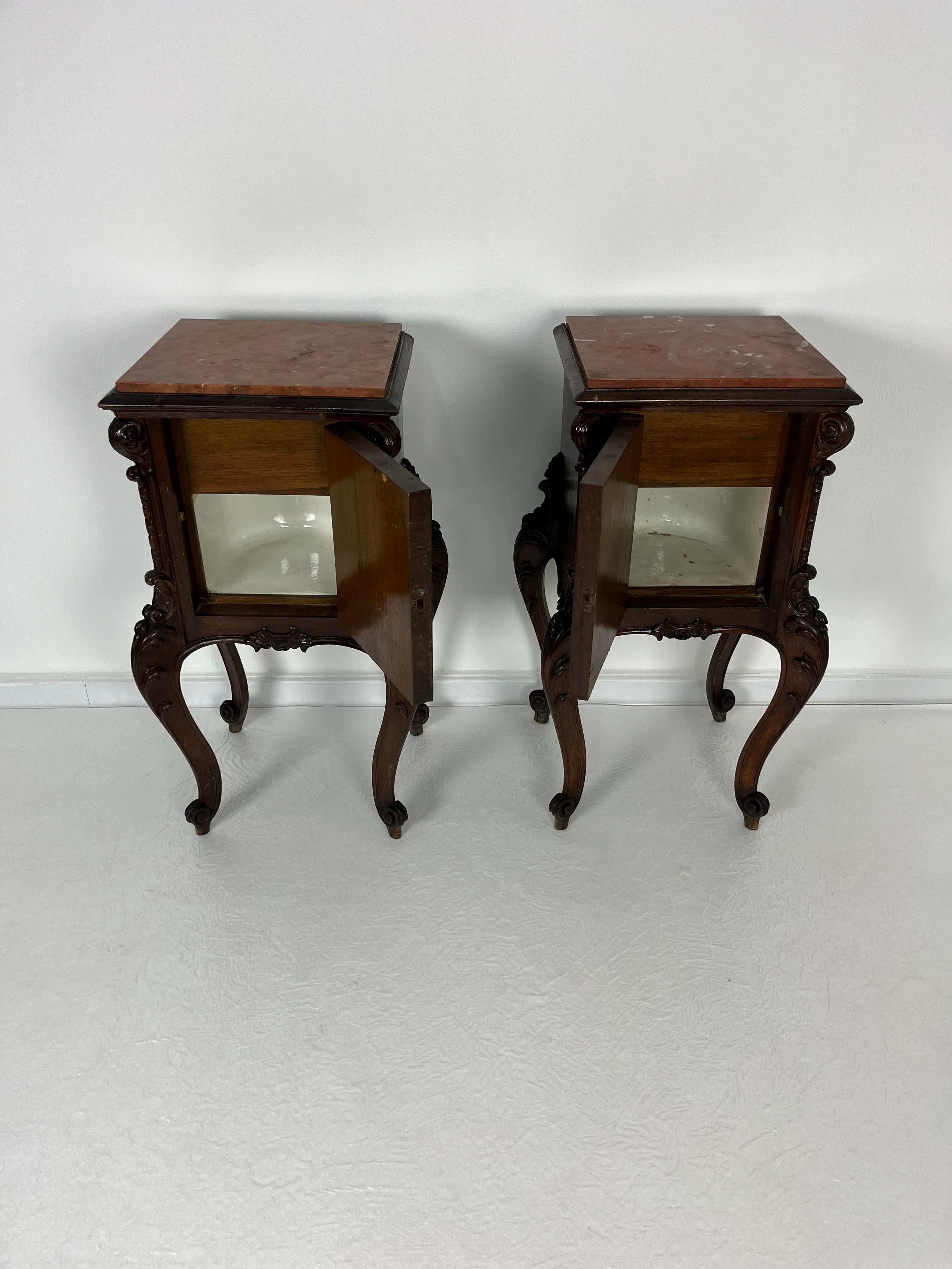 Marbre Ensemble de 2 tables de nuit françaises Louis XV, plateau en marbre, années 1930 en vente