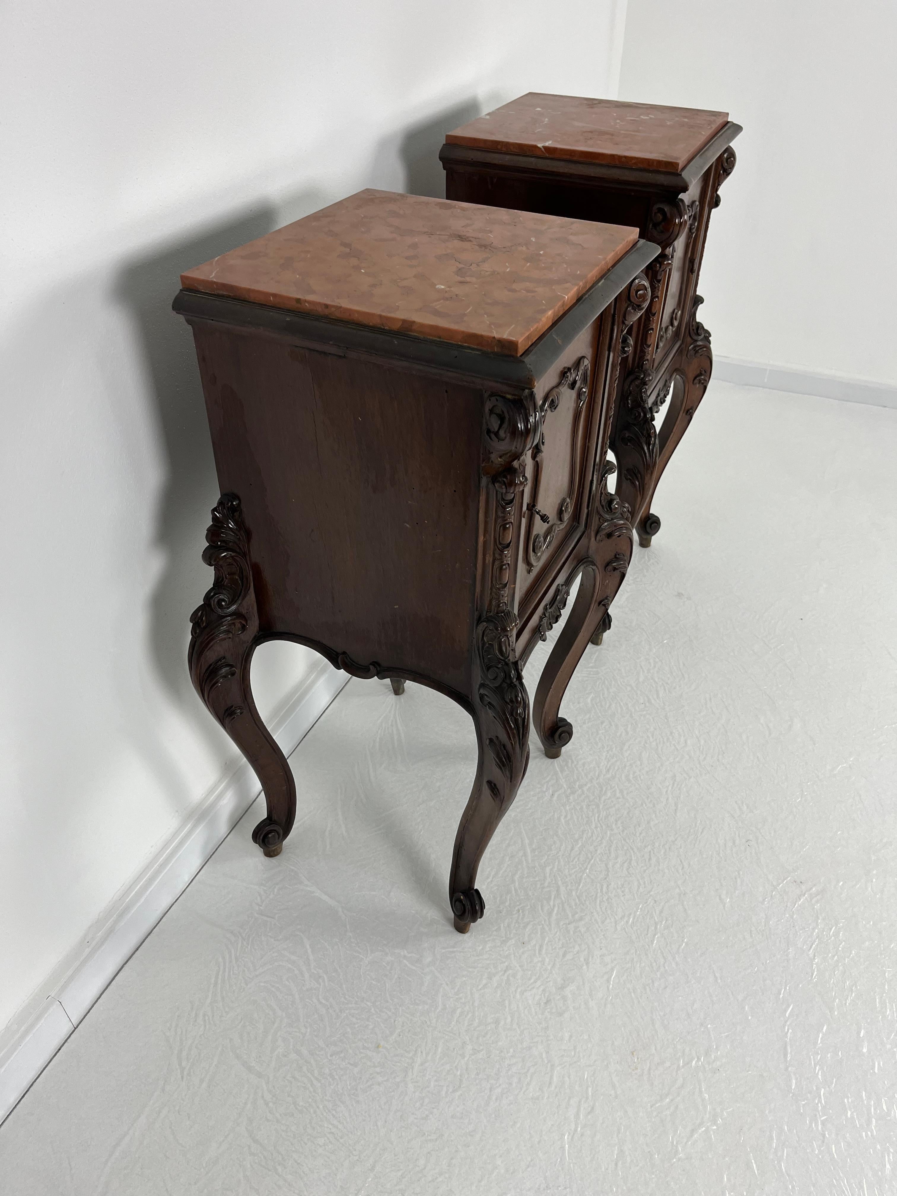 Ensemble de 2 tables de nuit françaises Louis XV, plateau en marbre, années 1930 en vente 1