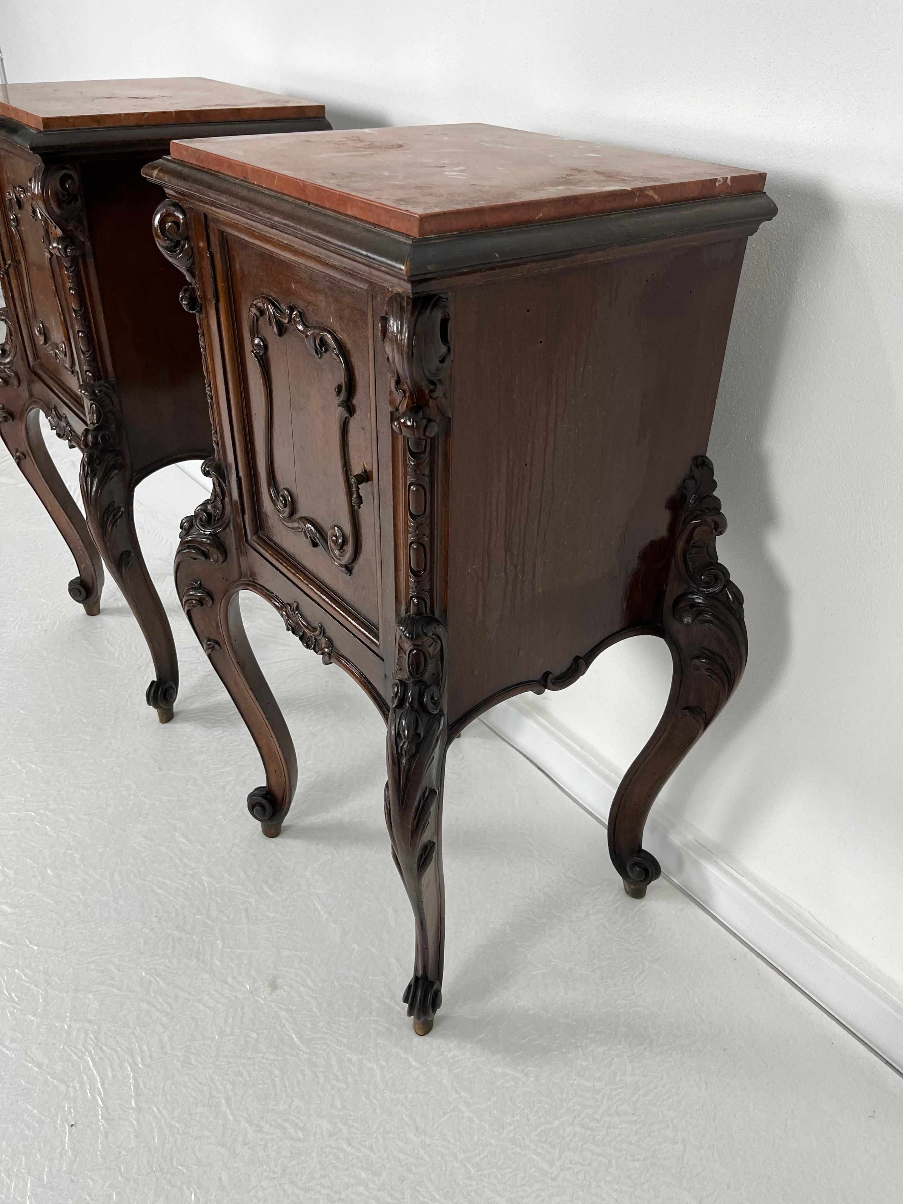 Ensemble de 2 tables de nuit françaises Louis XV, plateau en marbre, années 1930 en vente 2