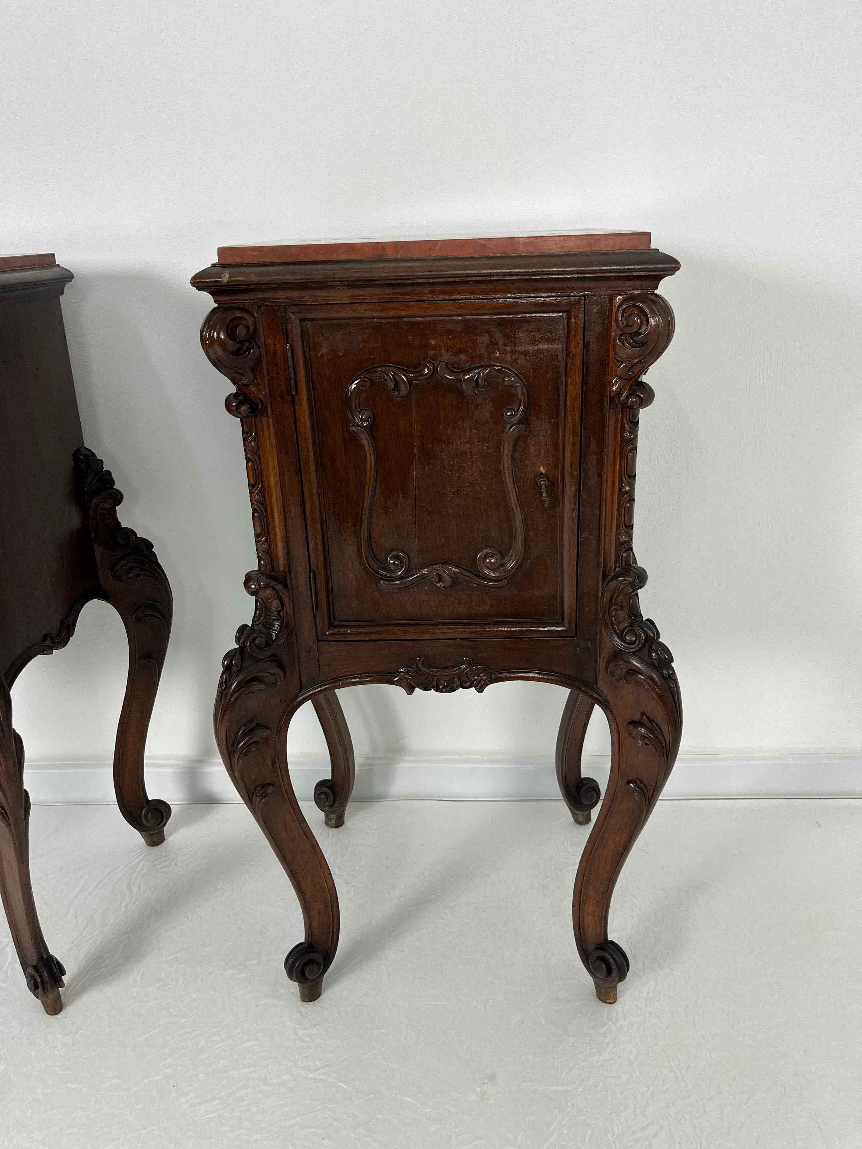 Ensemble de 2 tables de nuit françaises Louis XV, plateau en marbre, années 1930 en vente 3