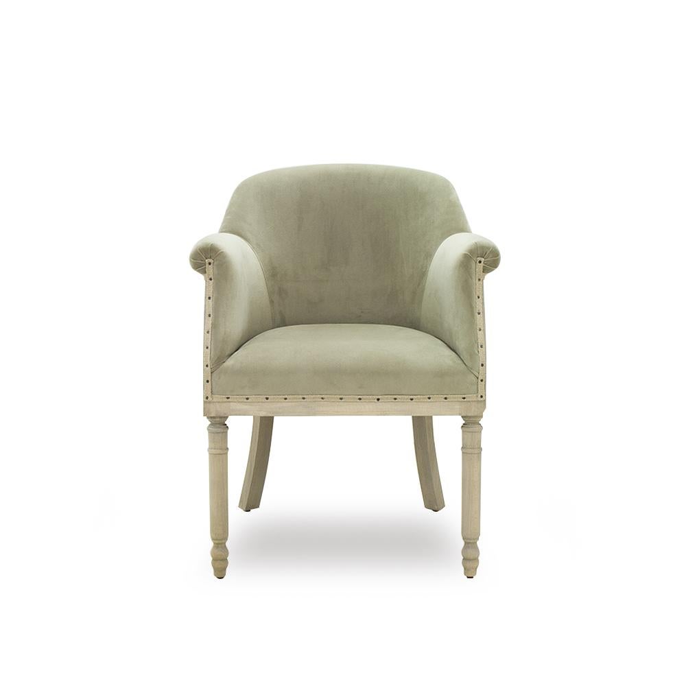 Rediscovering the classic designs with an extraordinary finish, this chair represents the heritage of the past living in the present. Thanks to the handmade work and the chance to customize it, you will find many options for this model: fabrics,