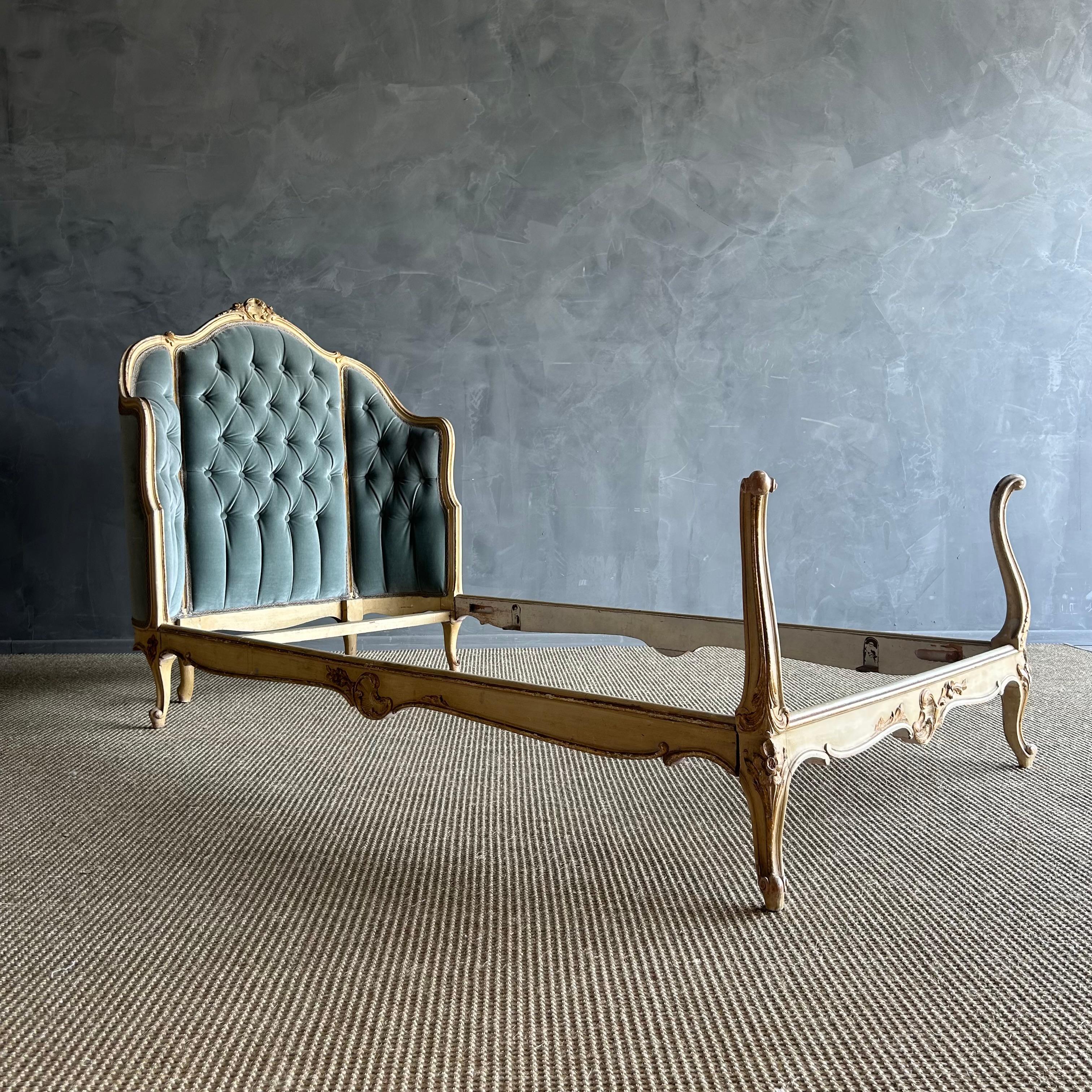 Set of 2 French Style Upholstered Twin Beds im Angebot 6