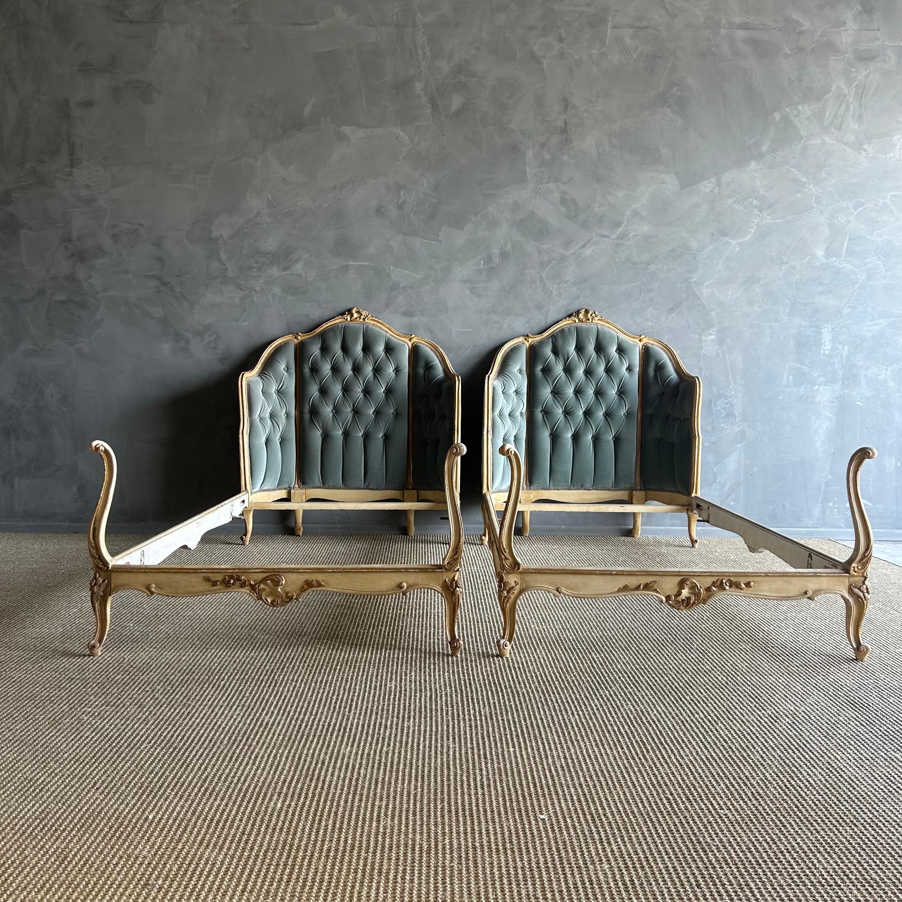 Set of 2 French Style Upholstered Twin Beds im Angebot 12