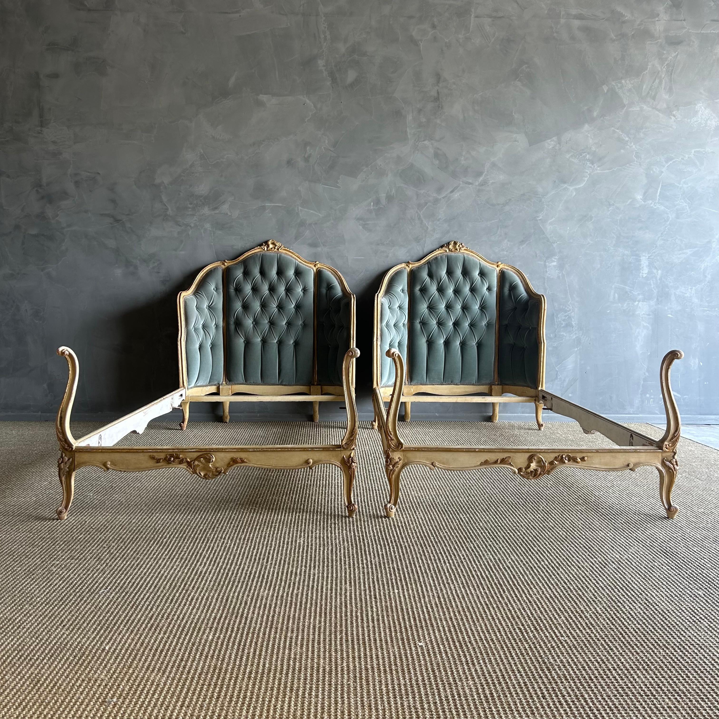 Set of 2 French Style Upholstered Twin Beds (Louis XV.) im Angebot