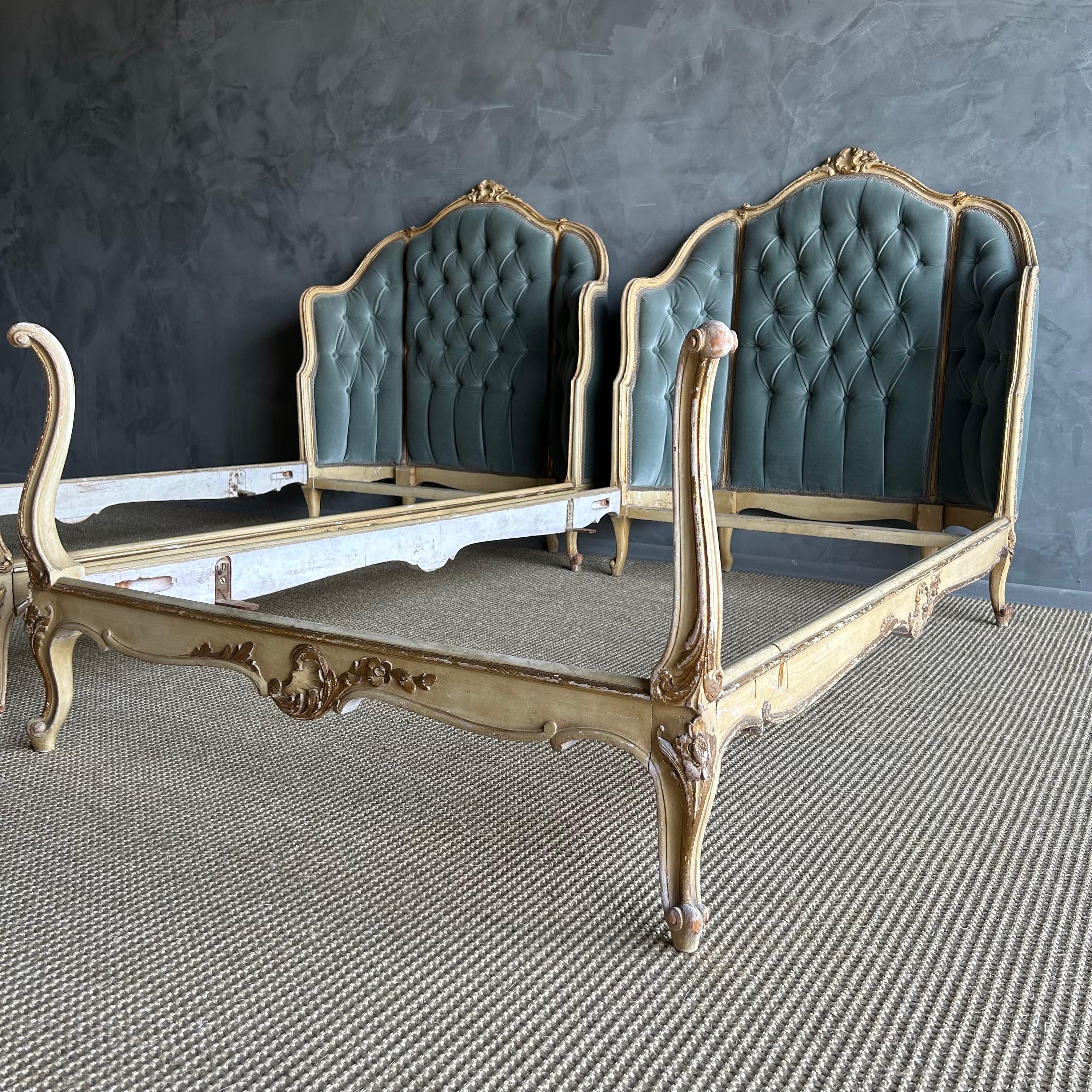 Set of 2 French Style Upholstered Twin Beds (Europäisch) im Angebot