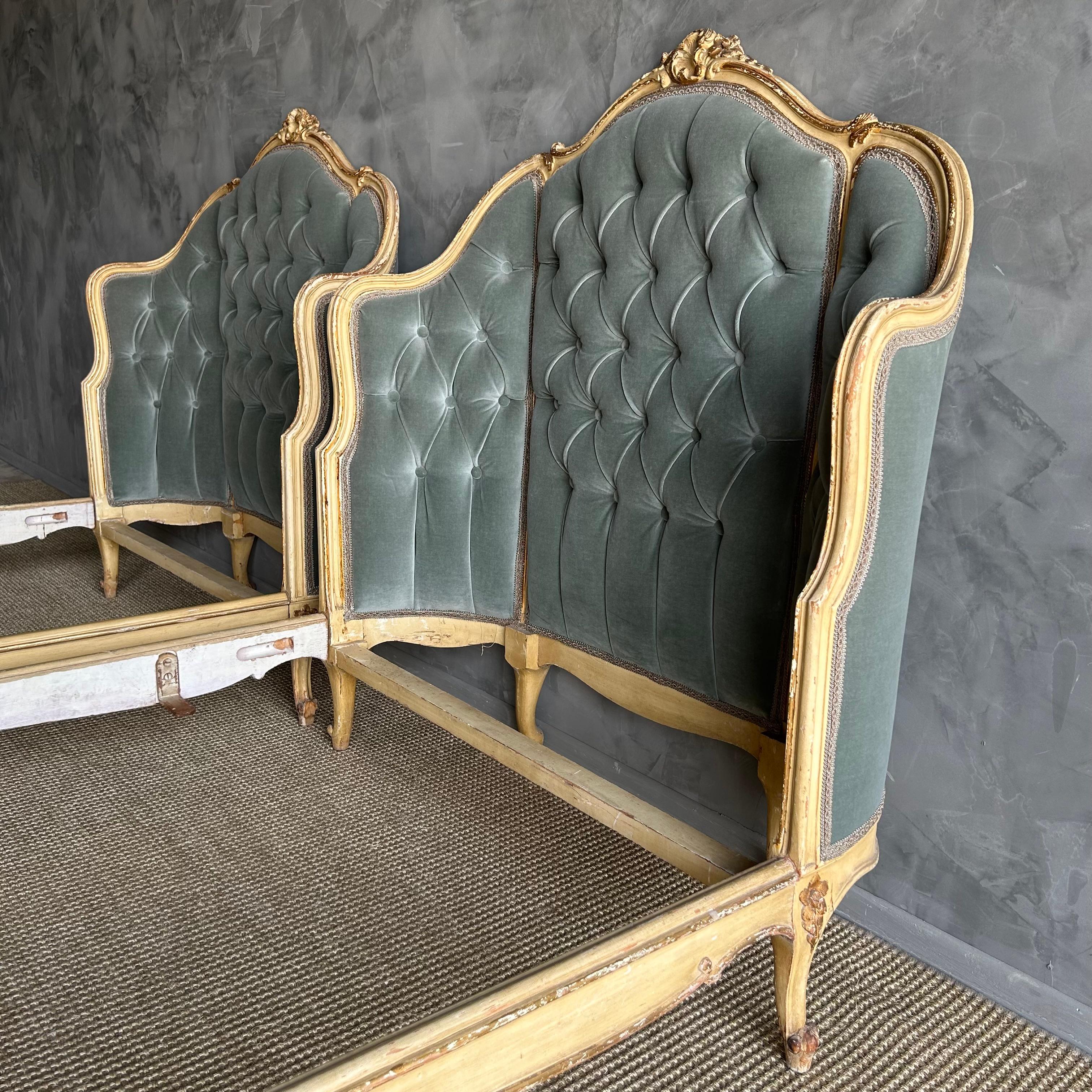 Set of 2 French Style Upholstered Twin Beds im Zustand „Gut“ im Angebot in Old Town Orange, CA