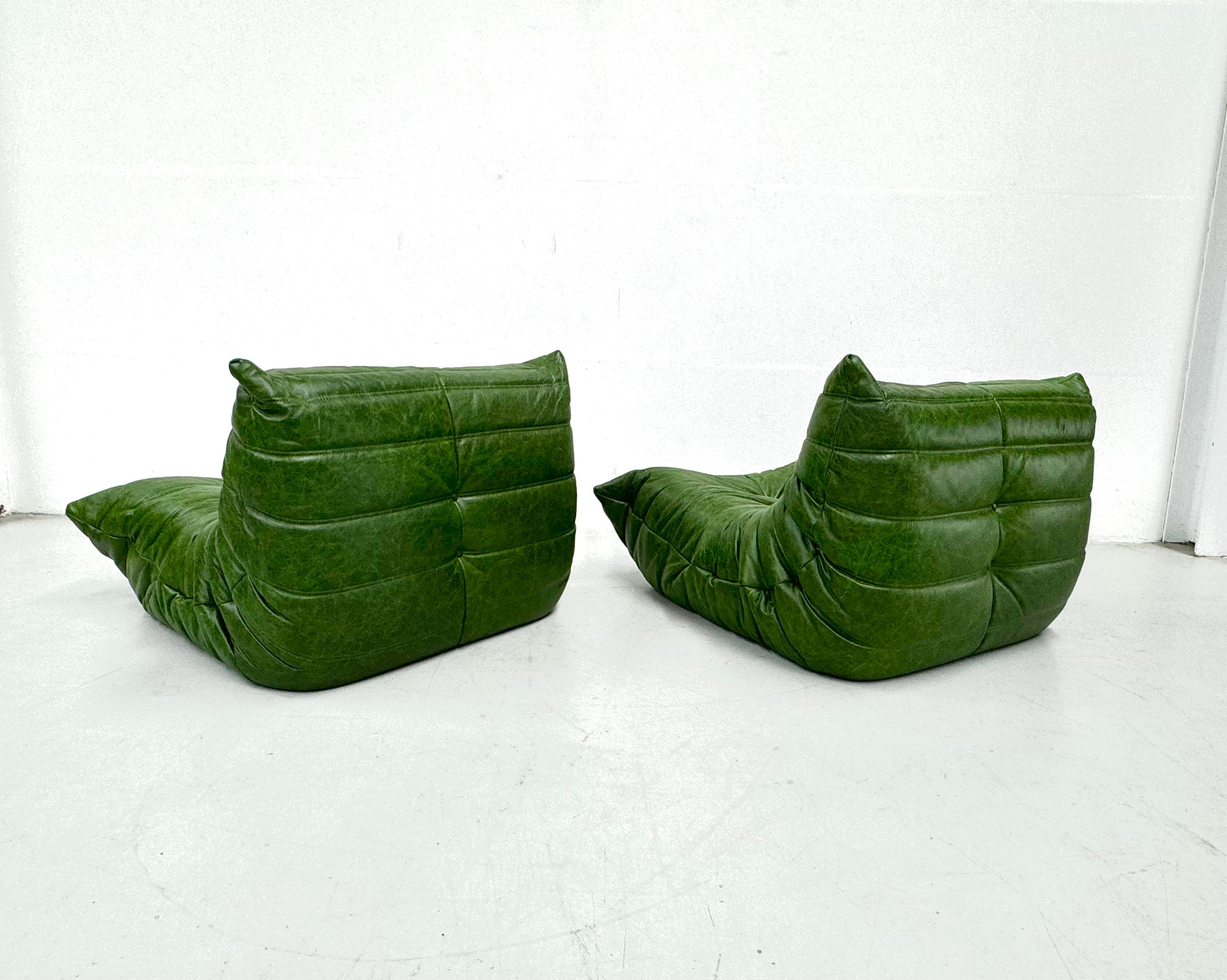 Set of 2 French Togo Chairs in Green Leather by M. Ducaroy for Ligne Roset. 5