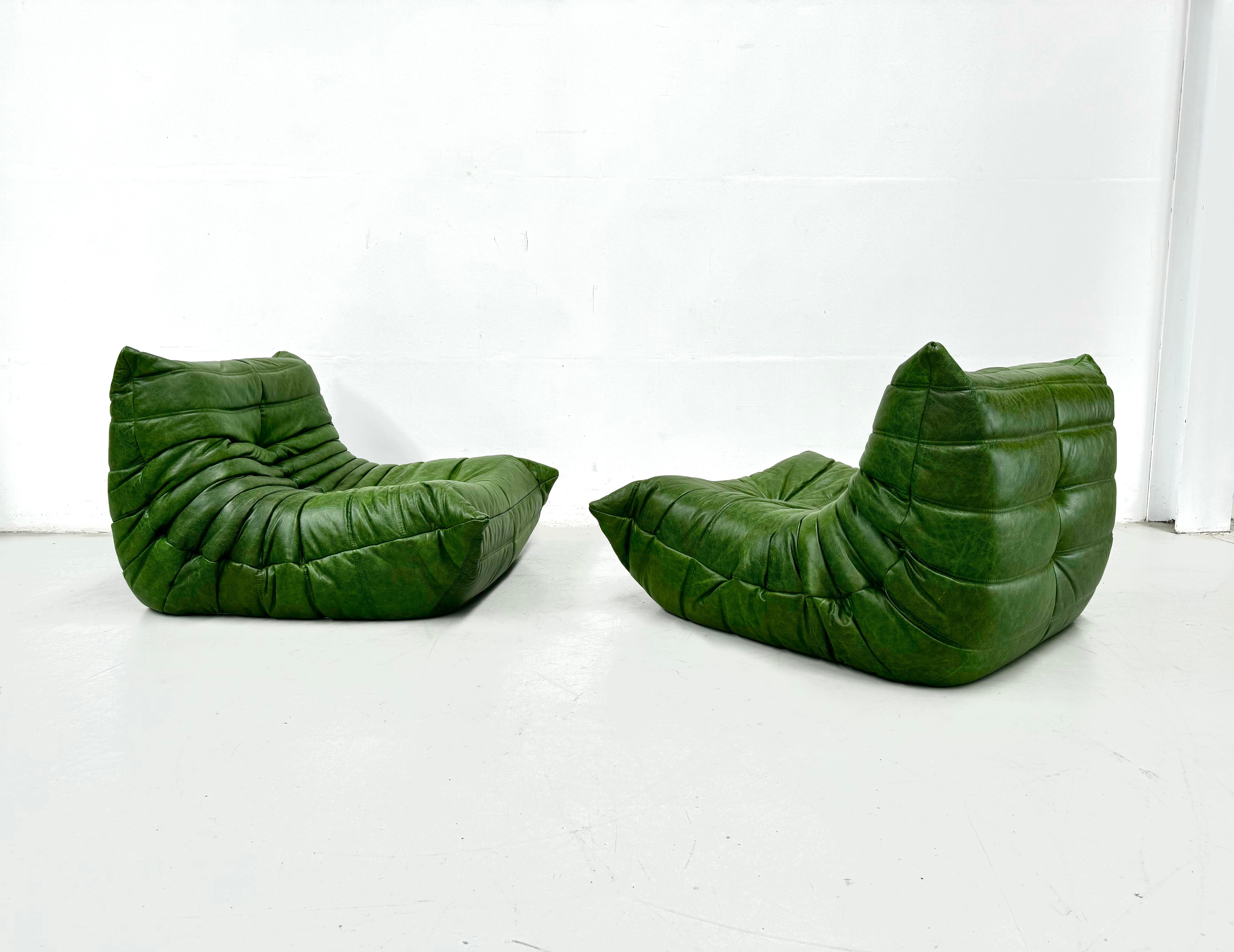 Set of 2 French Togo Chairs in Green Leather by M. Ducaroy for Ligne Roset. 2